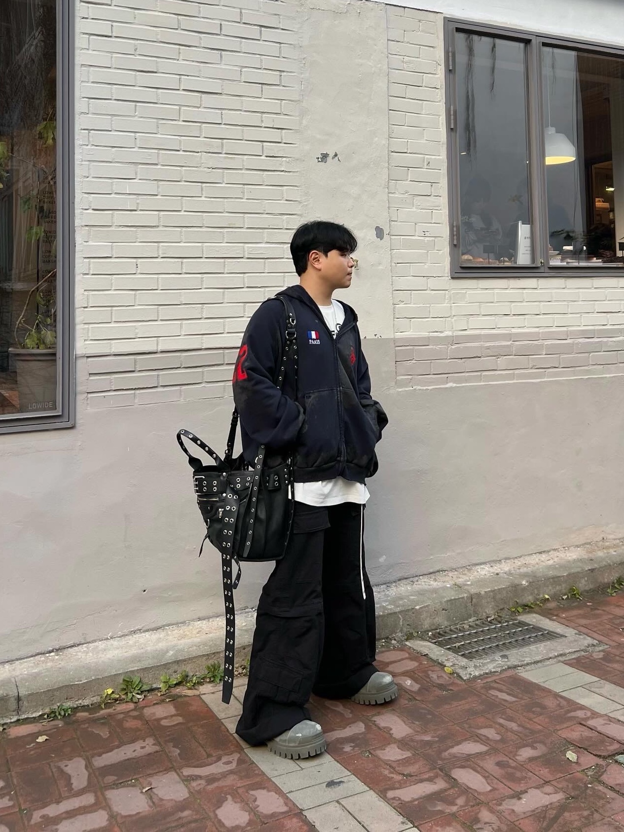 Balenciaga Paris Vintage Logo 22 Zip-Up Hoodie Dark Navy, Balenciaga Flared Cargo Pants Black 착용 스타일 - 1
