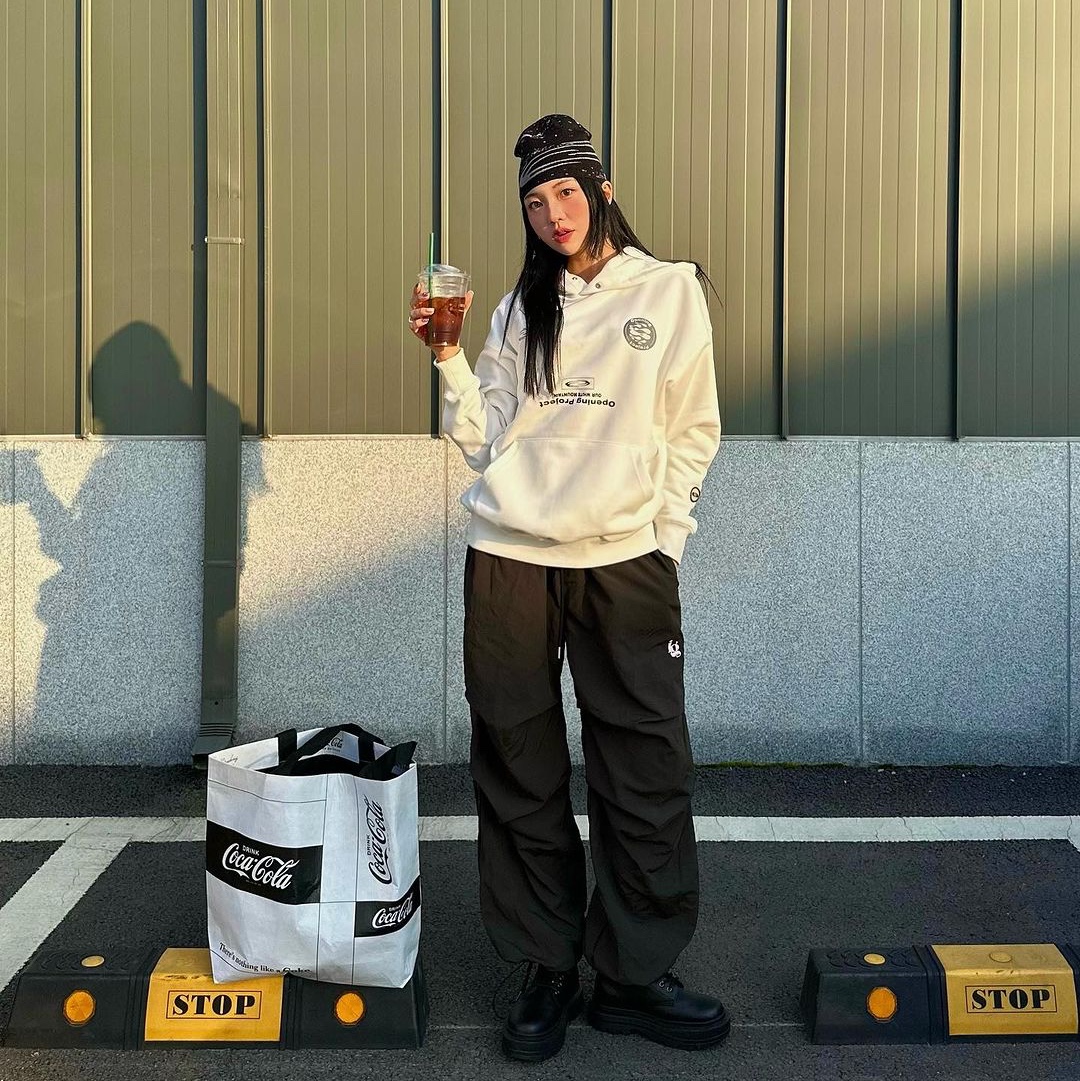 Opening Project Pixelated Logo Beanie Black, Opening Project Team Play Hoodie White 착용 스타일 - 1