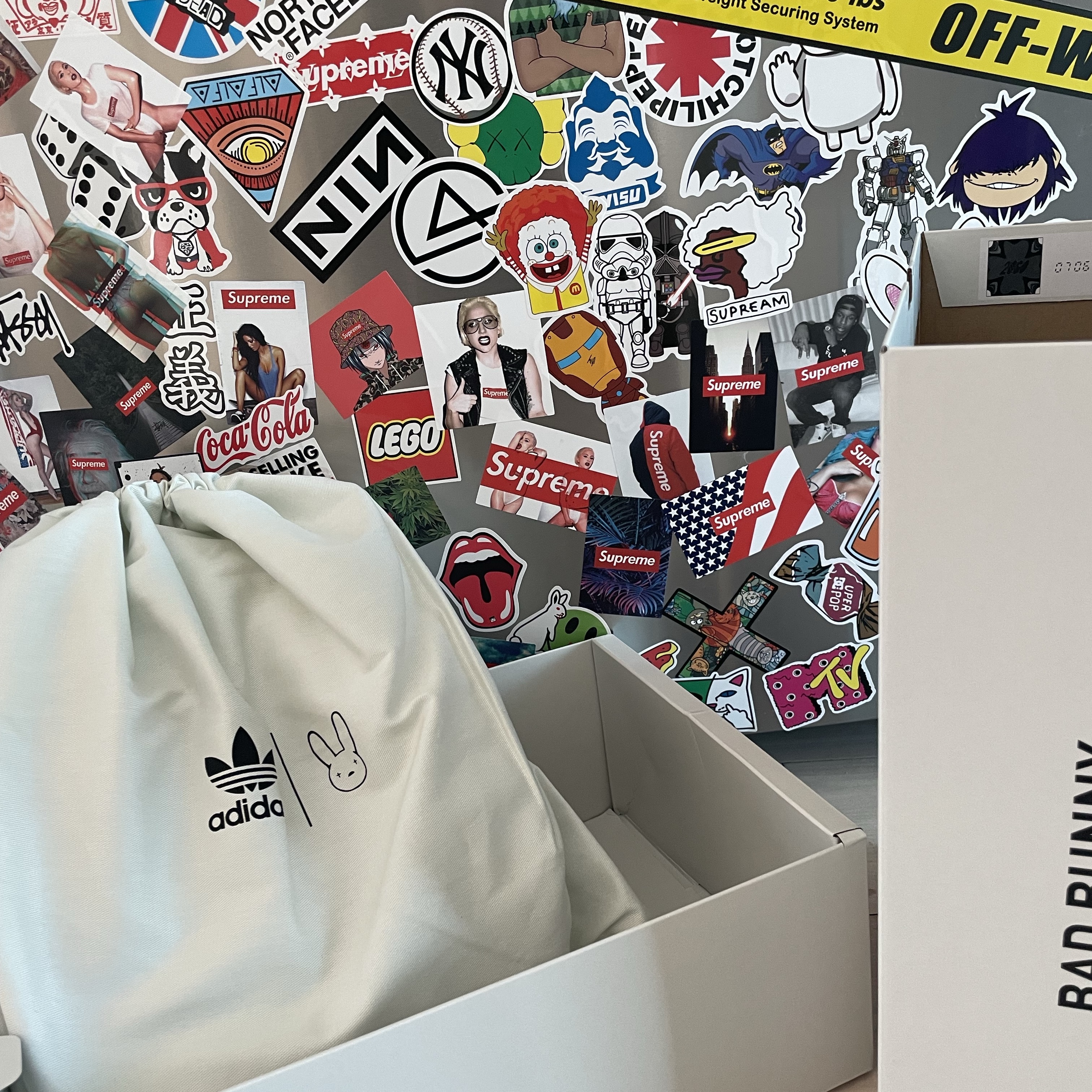 Adidas x Bad Bunny Response CL Ecru Tint 착용 스타일 - 2