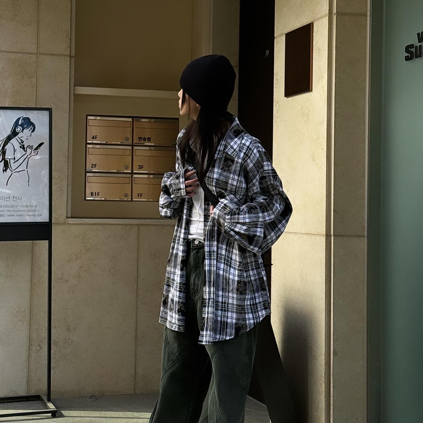 Stussy Embossed Smooth Stock Skullcap Beanie Black, Nike Air Force 1 Mid '07 QS Chocolate 착용 스타일 - 2