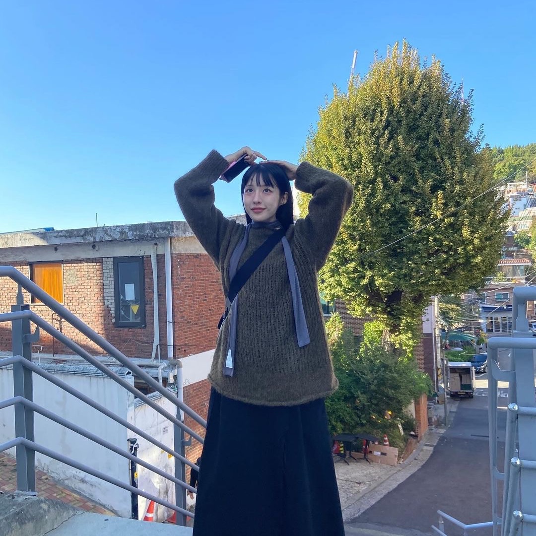 Millo Women Jersey Stripe Scarf Charcoal Gray 착용 스타일 - 2