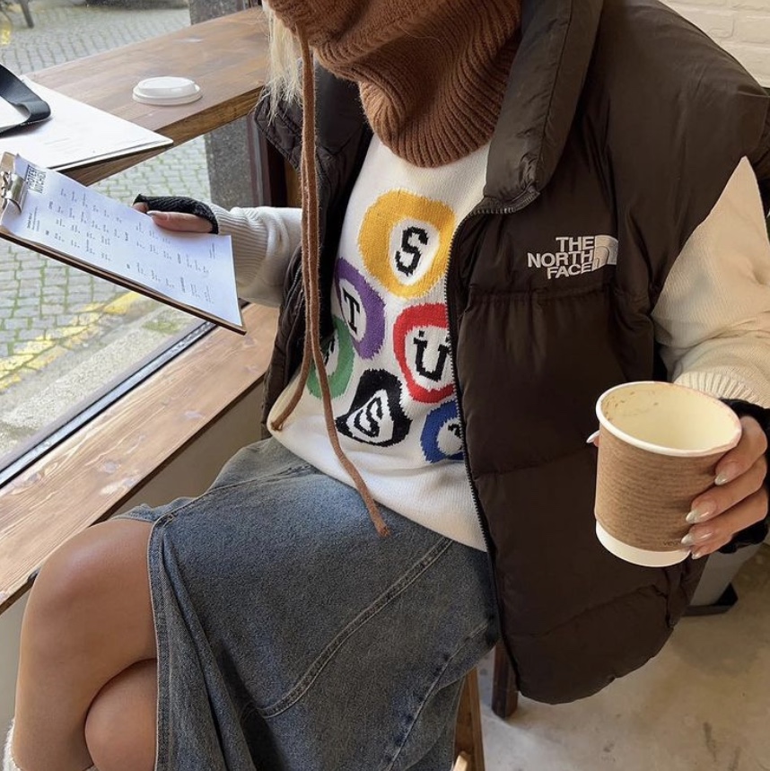 Stussy Billiard Sweater Natural, The North Face 1996 Retro Nuptse Vest Black 착용 스타일