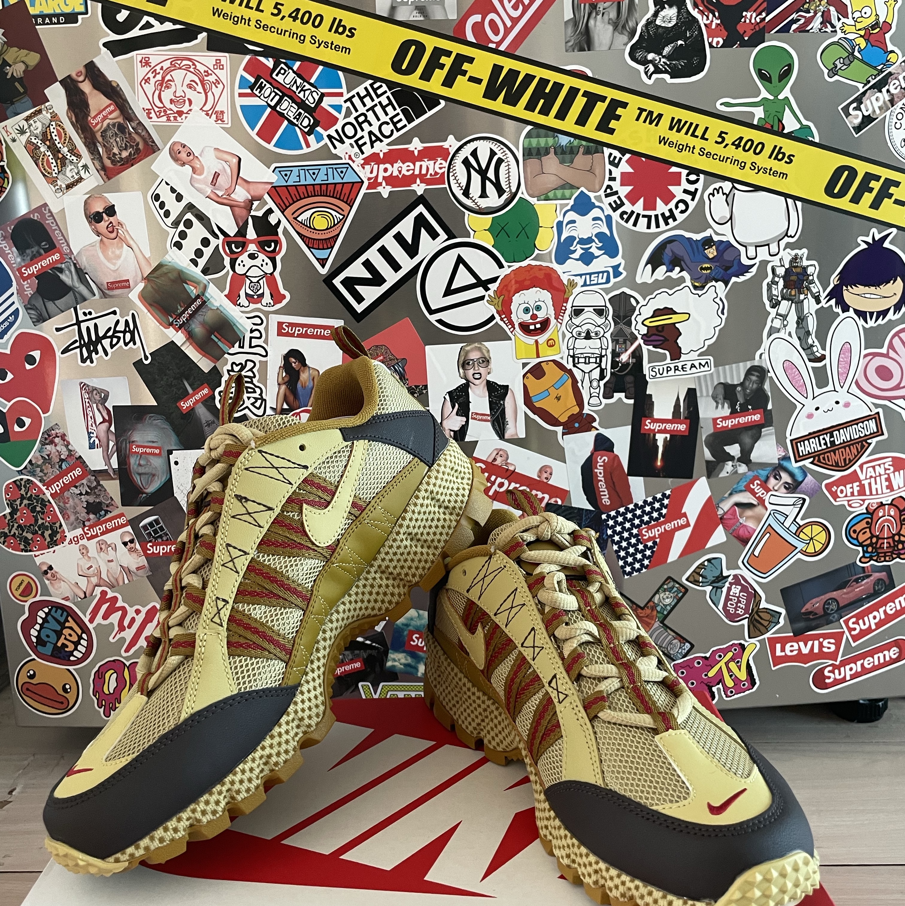 Nike Air Humara Buff Gold 착용 스타일 - 1