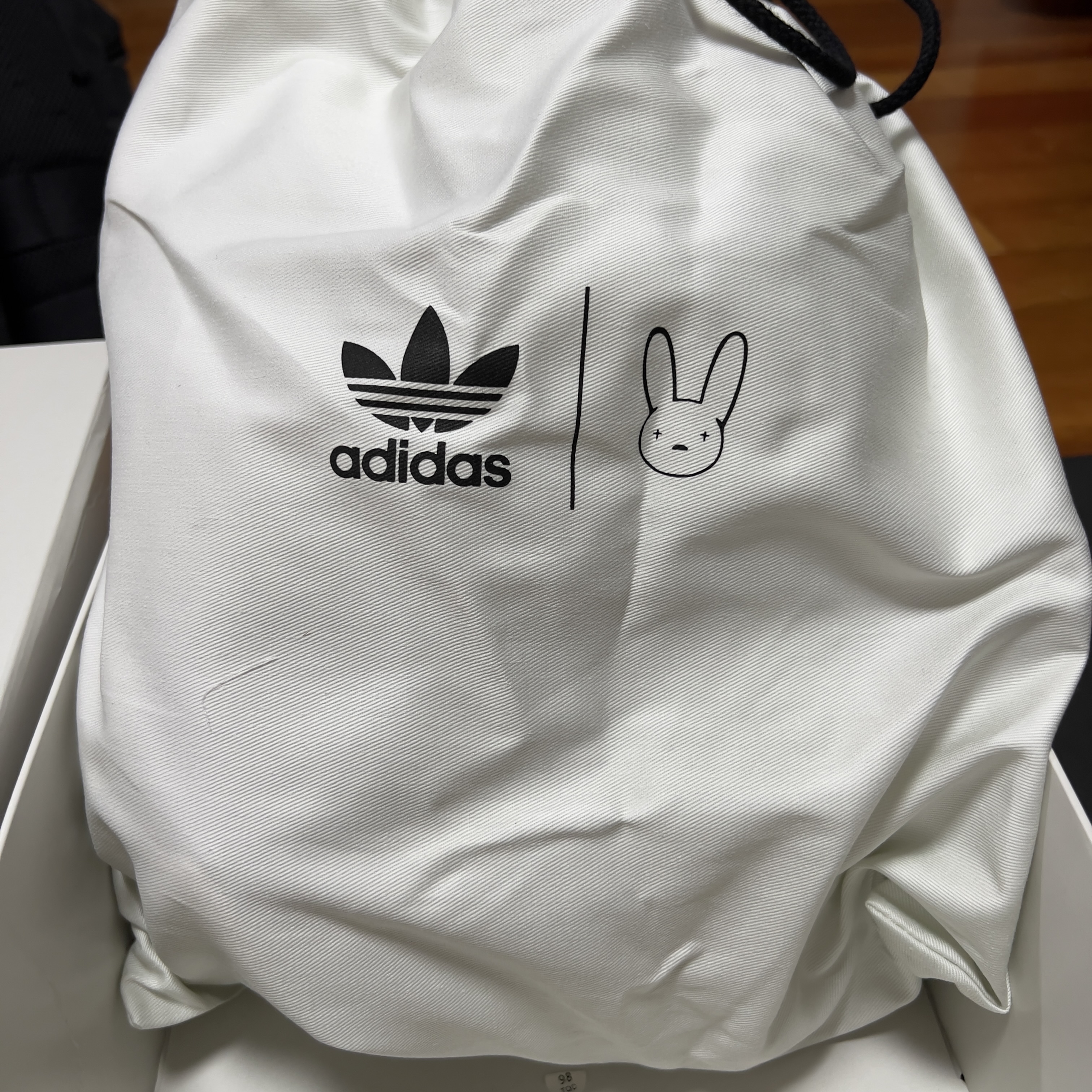 Adidas x Bad Bunny Response CL Ecru Tint 착용 스타일 - 2