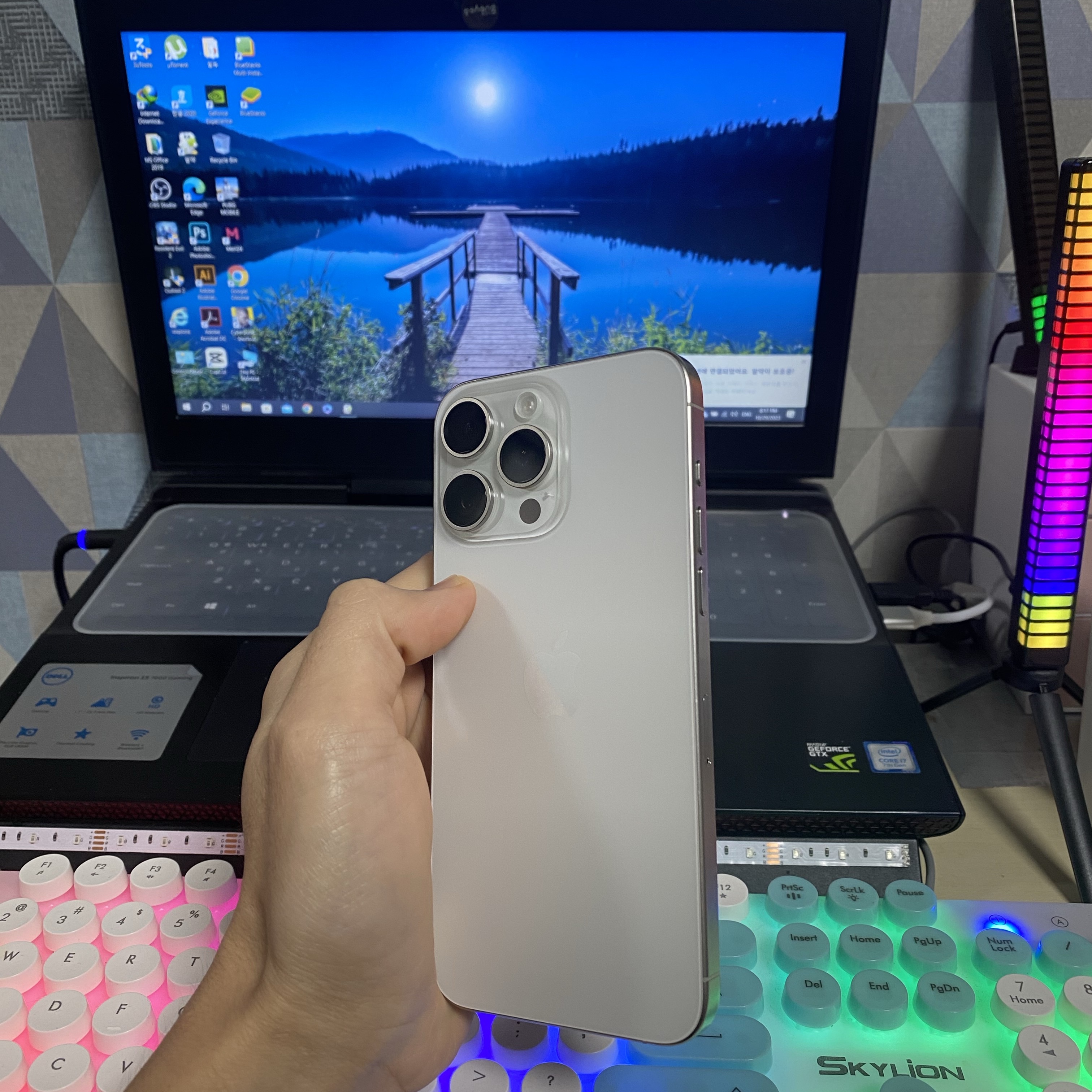 Apple iPhone 15 Pro Max 512GB White Titanium (Korean Ver.) 착용 스타일 - 1