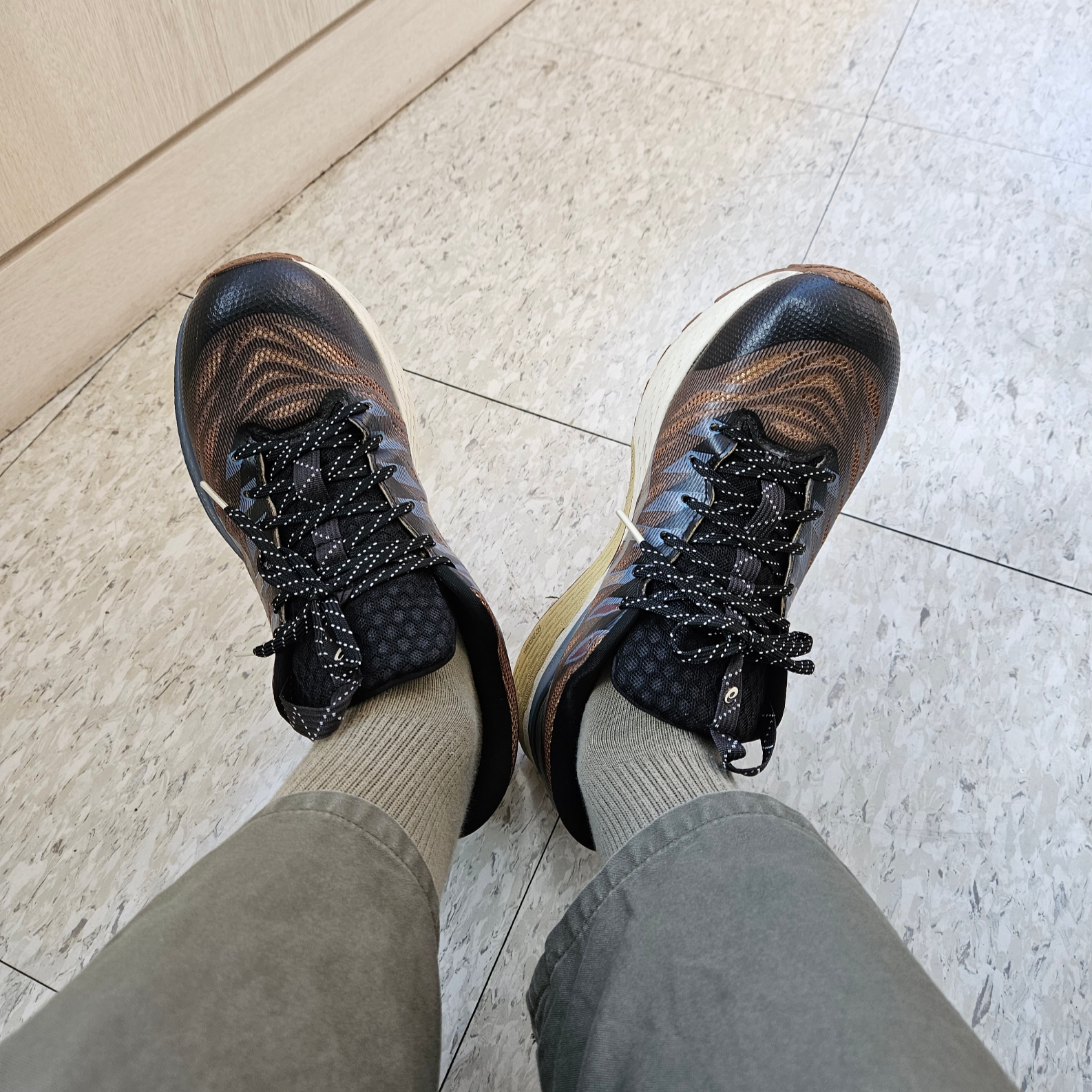 (W) Asics FN3-S Gel-Kayano 28 Anthracite Antique Gold 착용 스타일 - 4