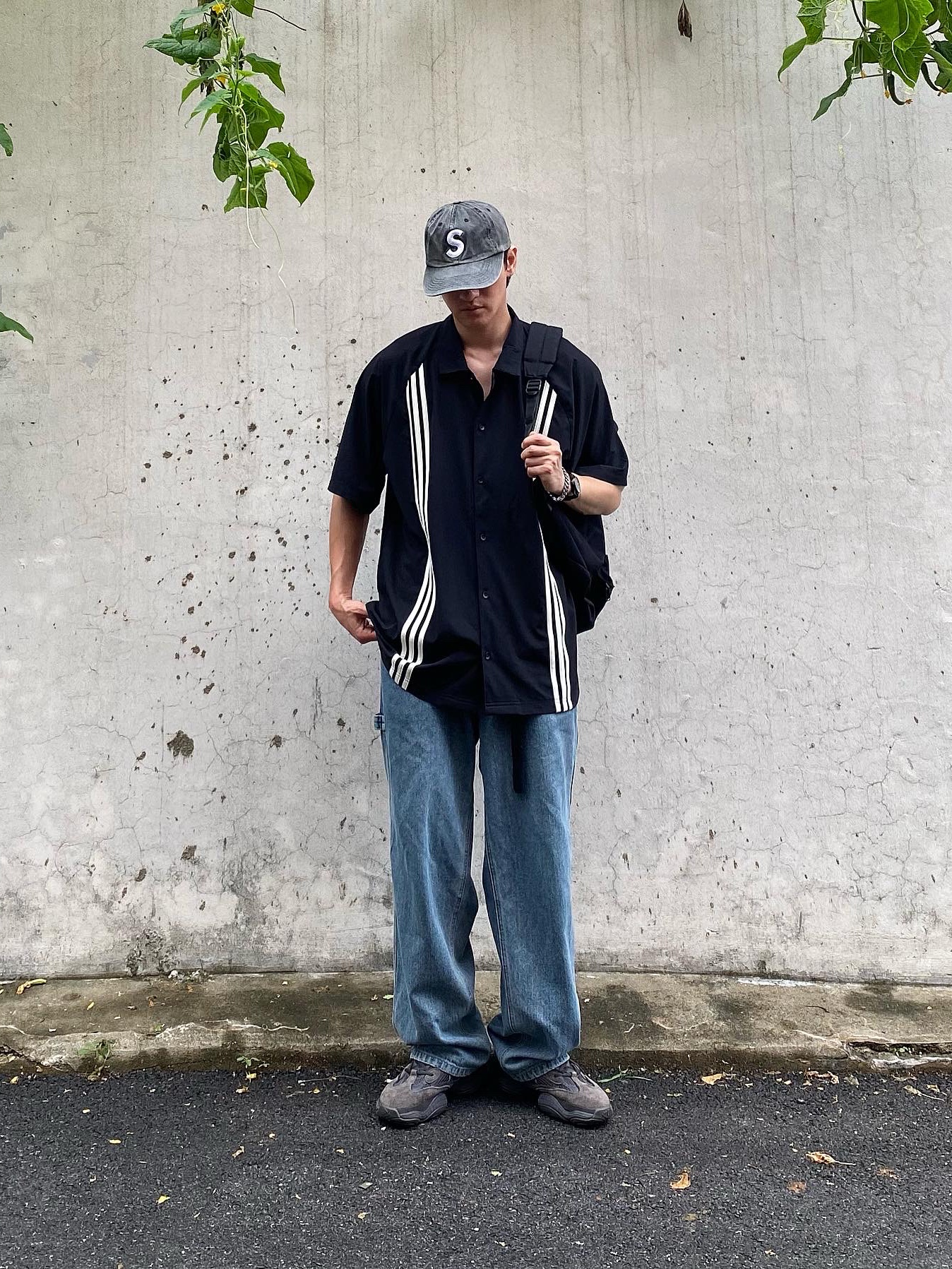 Supreme Pigment Canvas S Logo 6-Panel Black - 23SS, Adidas Yeezy 500 Utility Black 2022/2023 착용 스타일 - 3