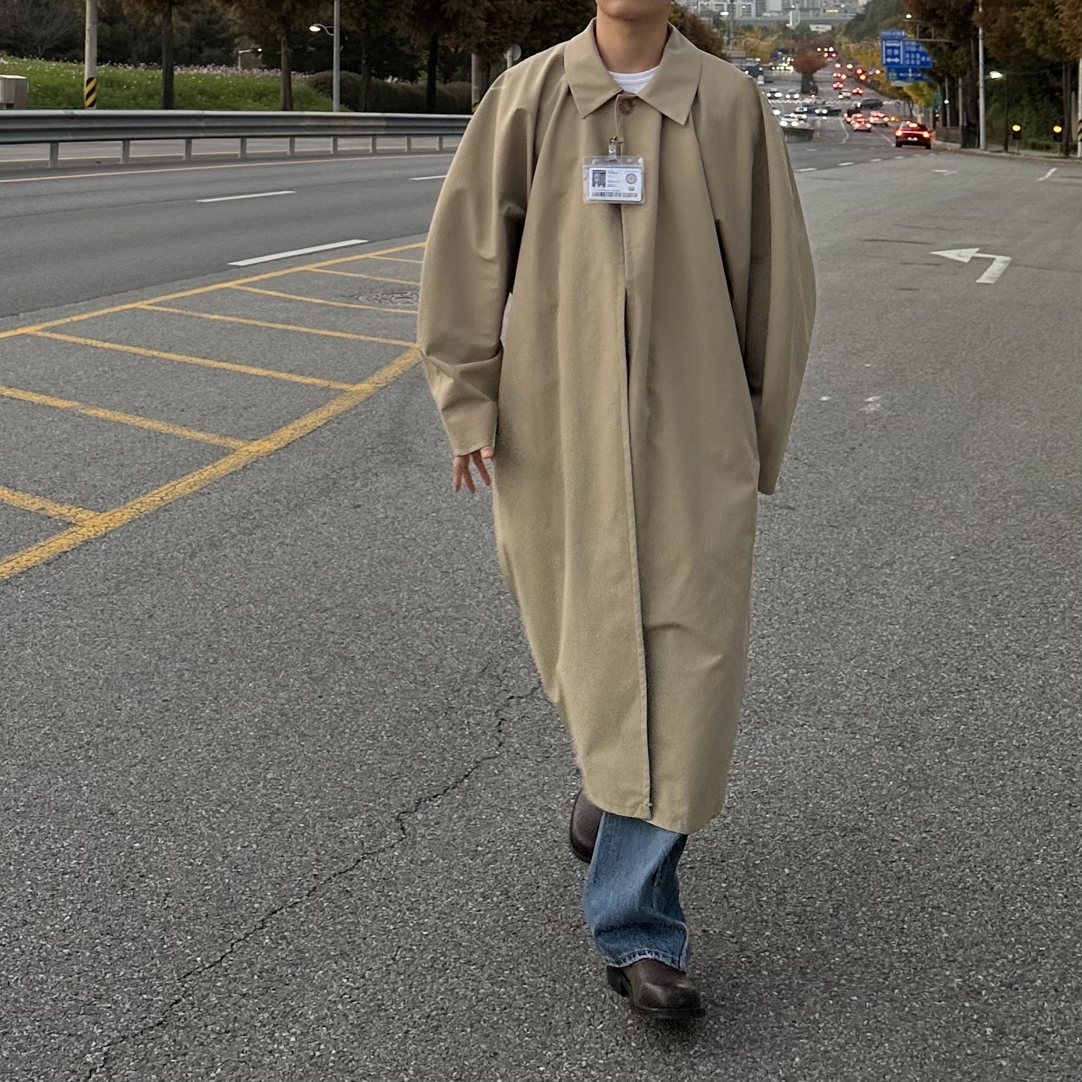 STU Hook Dolman Coat Beige with Name Tag 착용 스타일 - 2