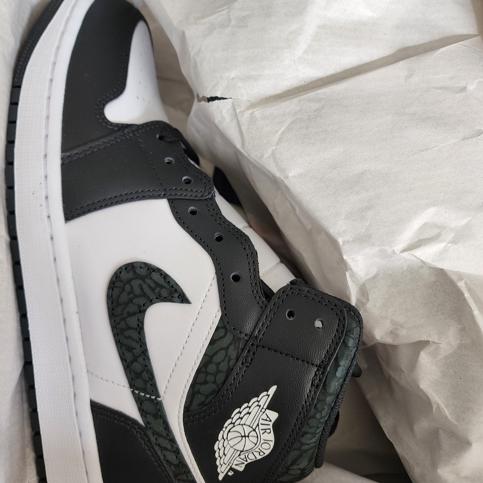 Jordan 1 Mid SE Off Noir Black White 착용 스타일 - 2