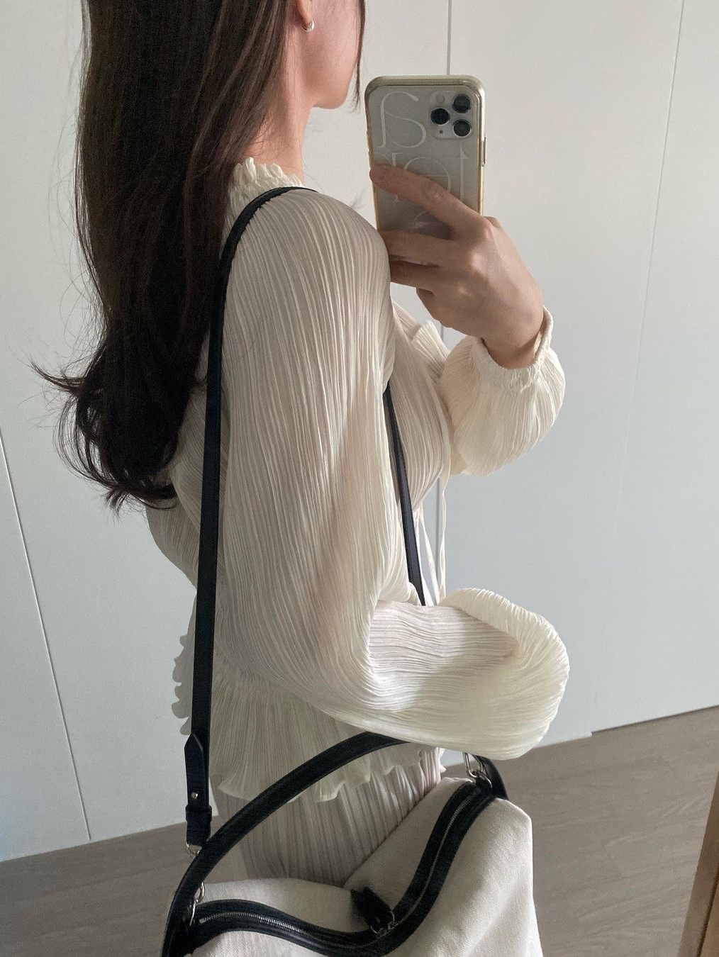 Kindersalmon Women Shirring Blouse Ivory - FW23 착용 스타일 - 3