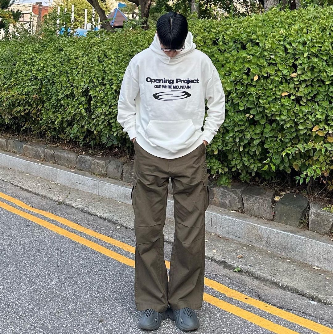 Opening Project Identity Hoodie Off White, Opening Project Identity Hoodie Cobalt Blue 착용 스타일 - 1