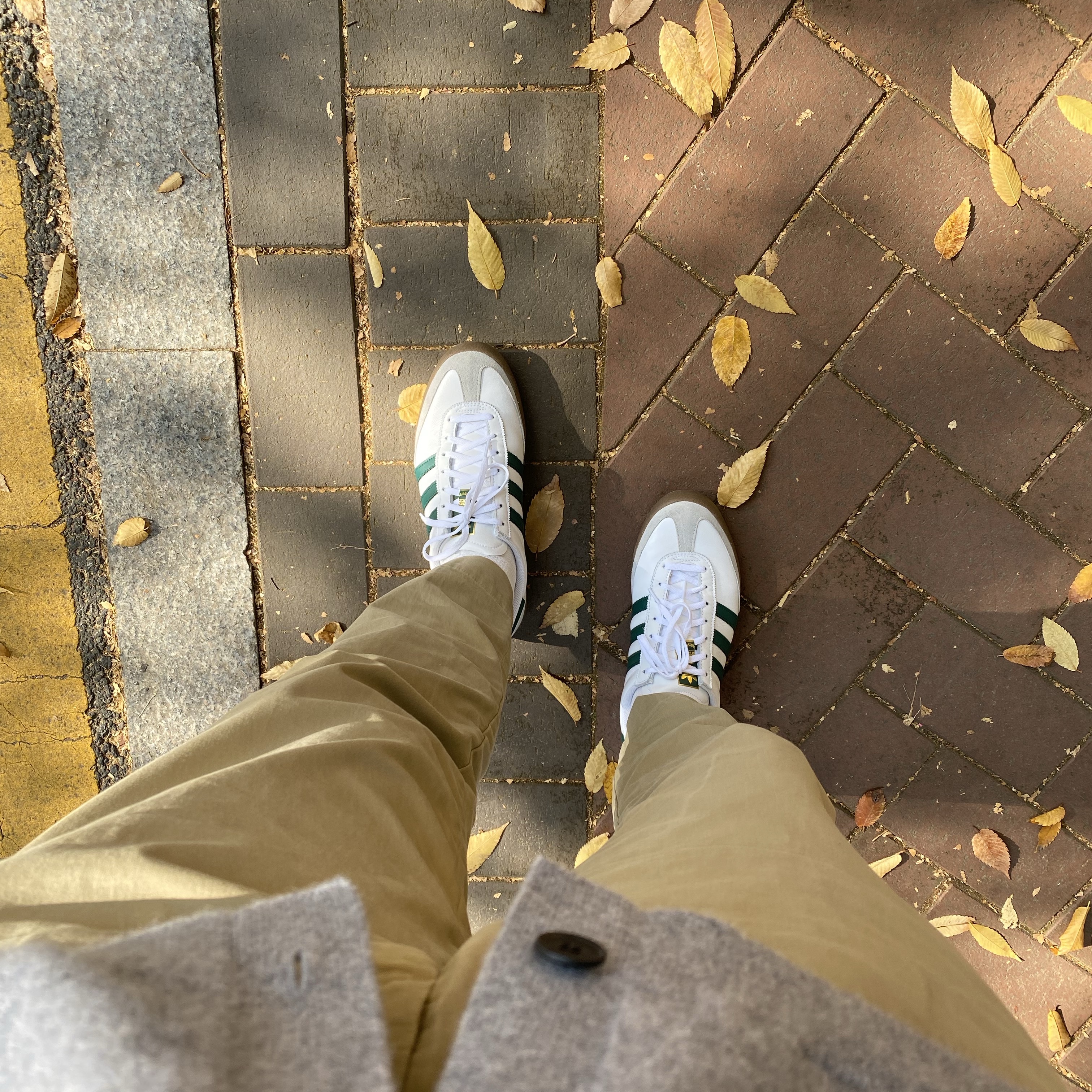 Adidas Jeans Cloud White Collegiate Green Gum 착용 스타일
