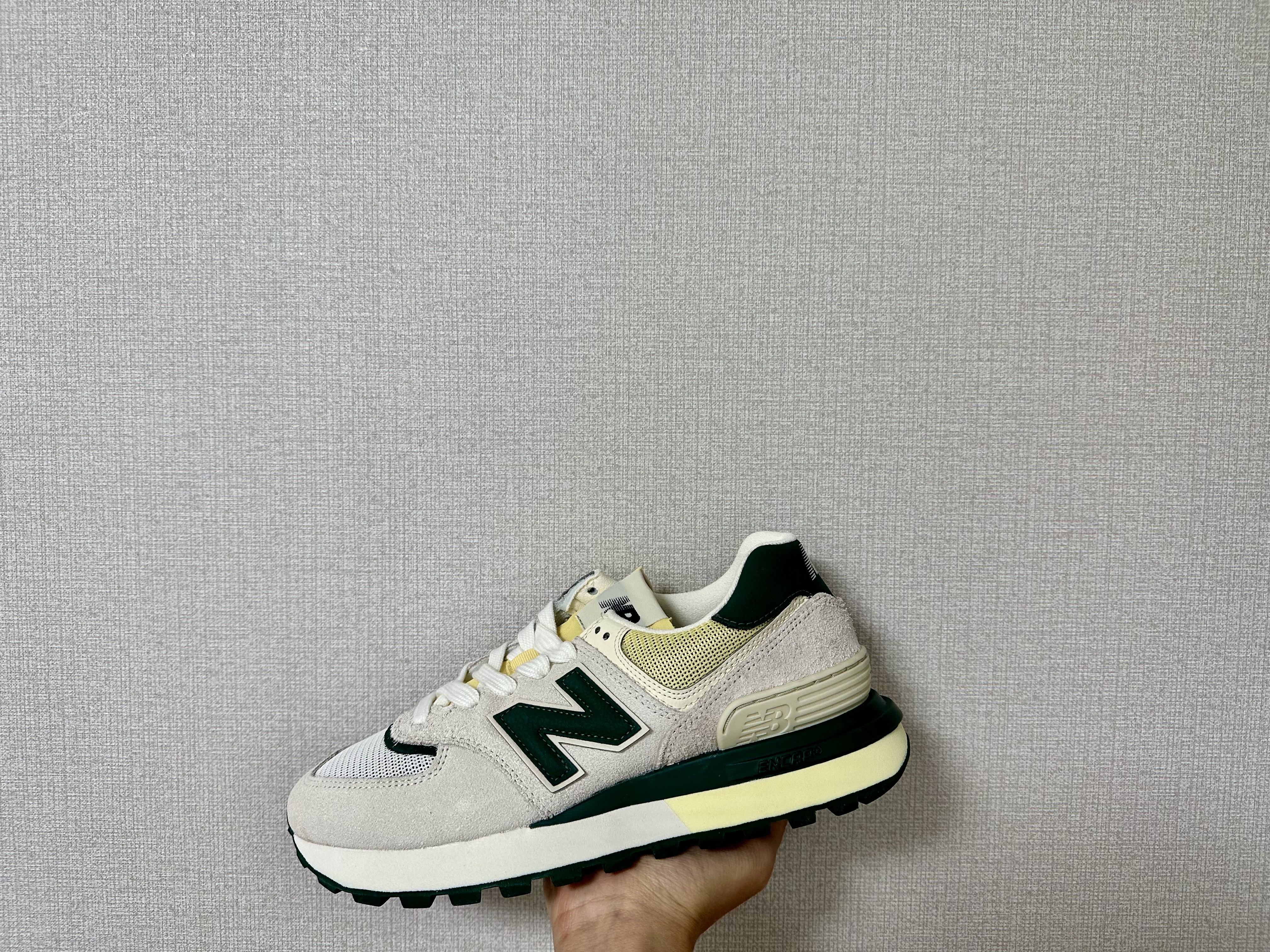 New Balance 574 Legacy Green, New Balance 574 Legacy White Green 착용 스타일 - 2