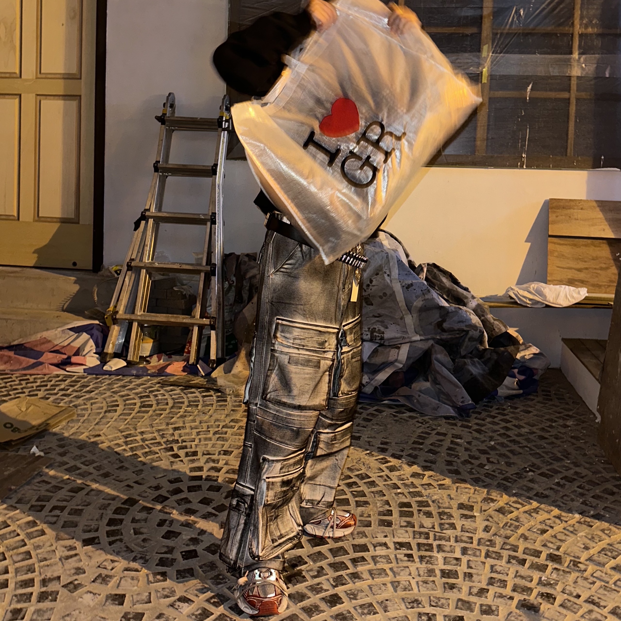 Project G/R SPC Cropped Distressed Zip Hoodie Washed Black, Project G/R Painted Denim Cargo Dirty White 착용 스타일 - 5