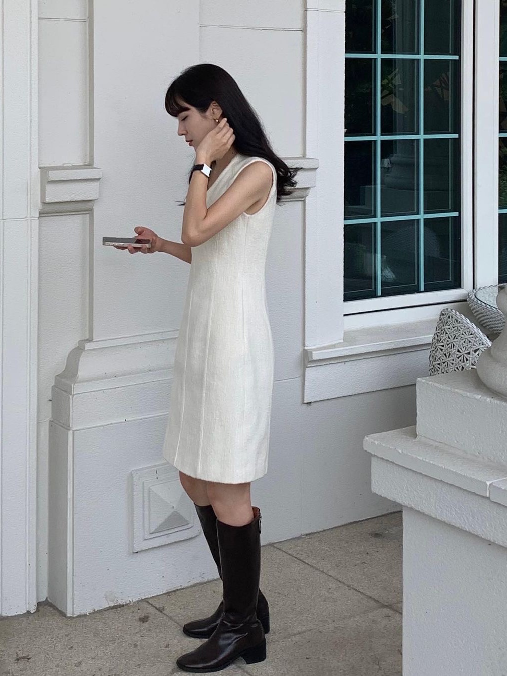 Kindersalmon Women Sleeveless Deep Neck Dress Beige - FW23 착용 스타일 - 1