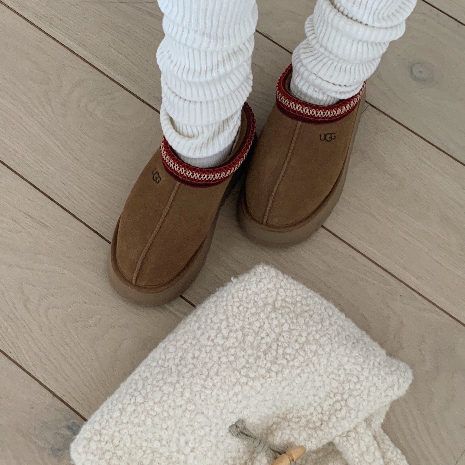 (W) UGG Tazz Slipper Chestnut 착용 스타일 - 4