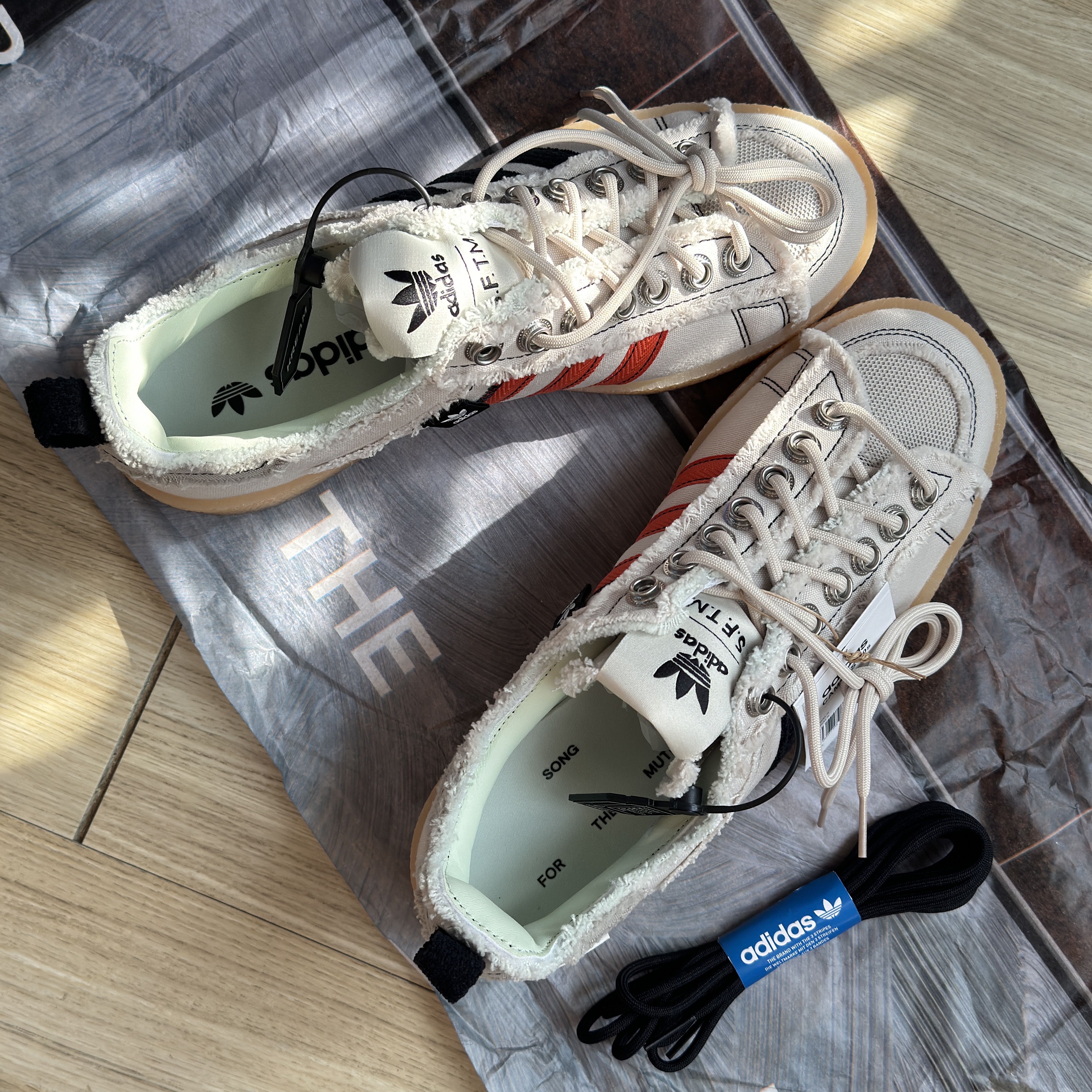 Adidas x Song for the Mute Campus 80s Bliss Core Black 착용 스타일 - 1