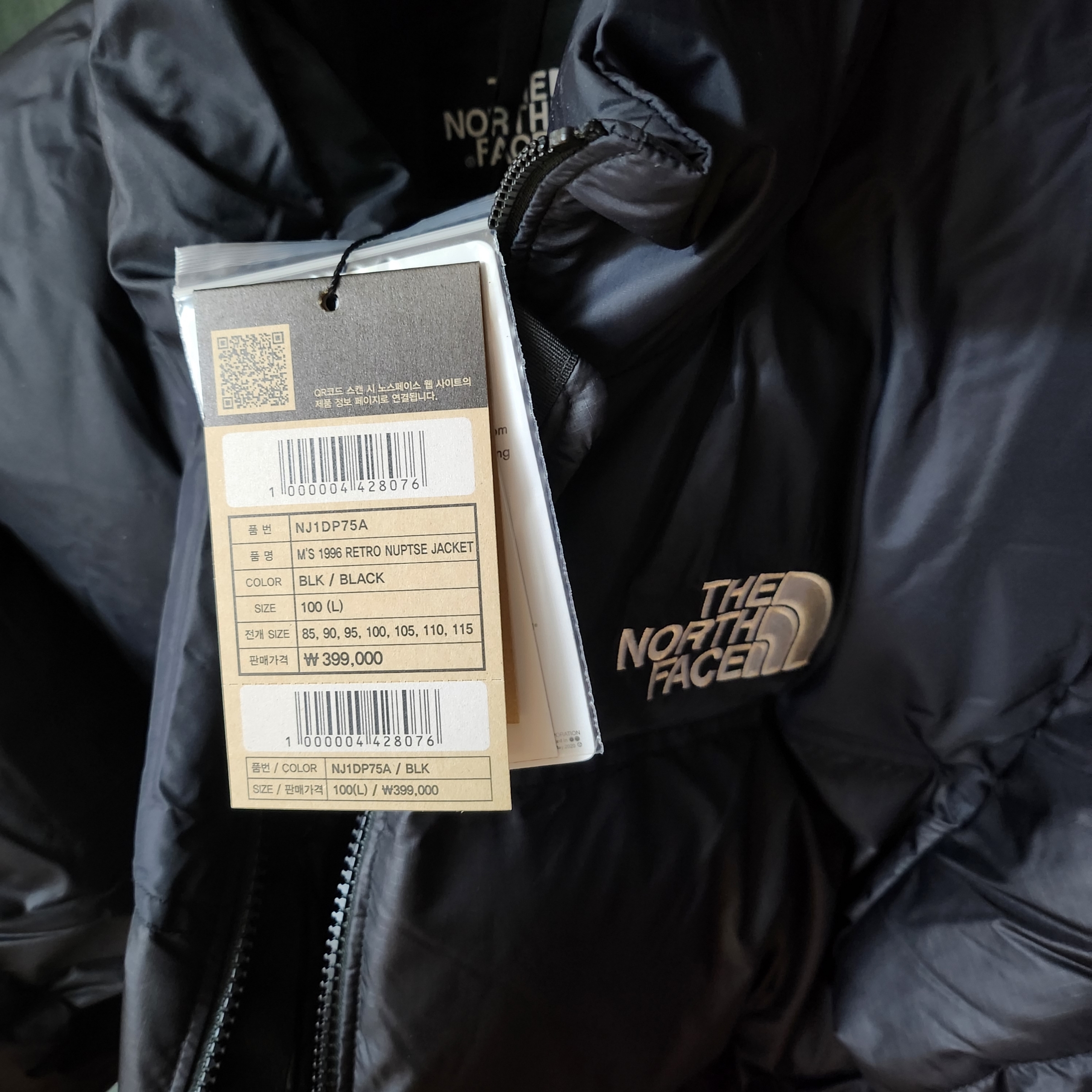 The North Face 1996 Eco Nuptse Jacket Black 착용 스타일