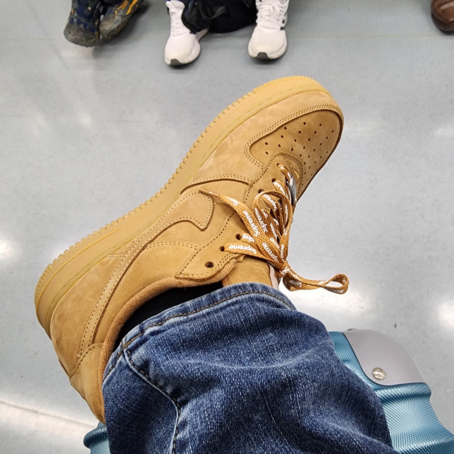 Nike x Supreme Air Force 1 Low Flax 착용 스타일