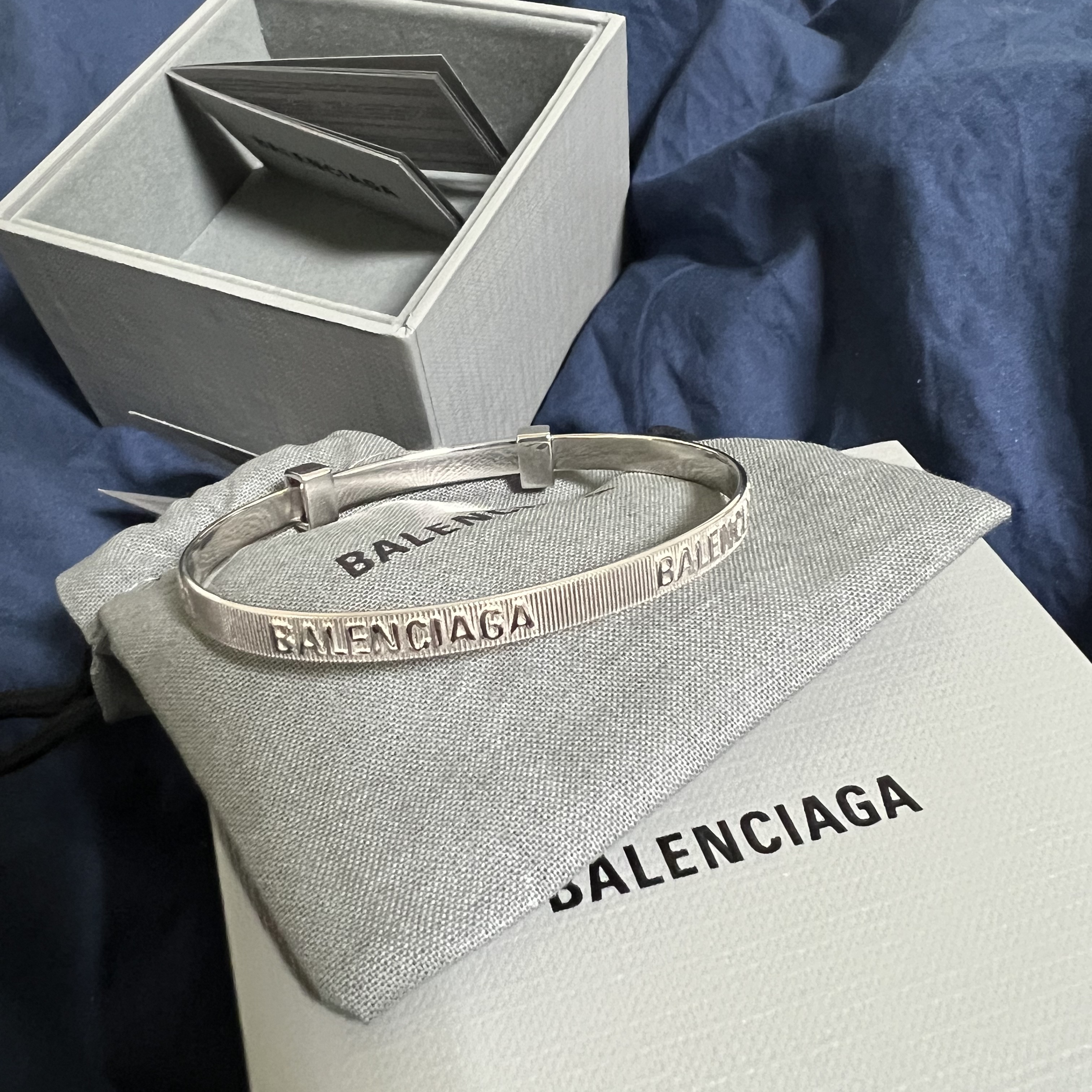 Balenciaga Logo Hoop Bracelet Silver 착용 스타일