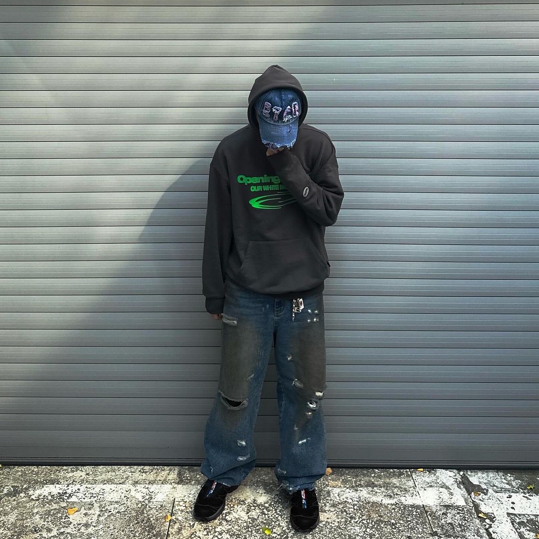 Opening Project Identity Hoodie Charcoal, Opening Project Identity Hoodie Washed Black Blue 착용 스타일 - 5