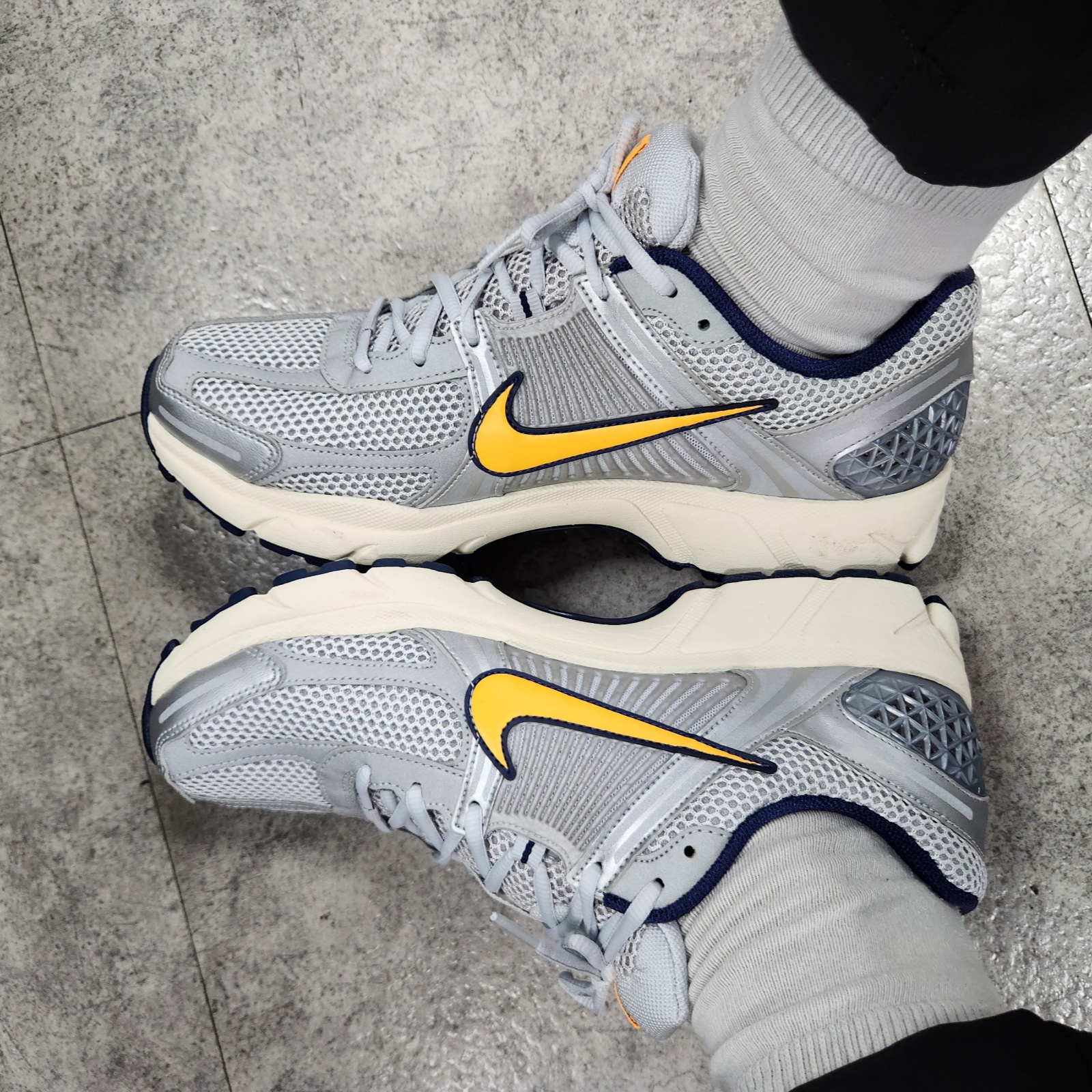 Nike Zoom Vomero 5 Pure Platinum and Laser Orange 착용 스타일 - 2