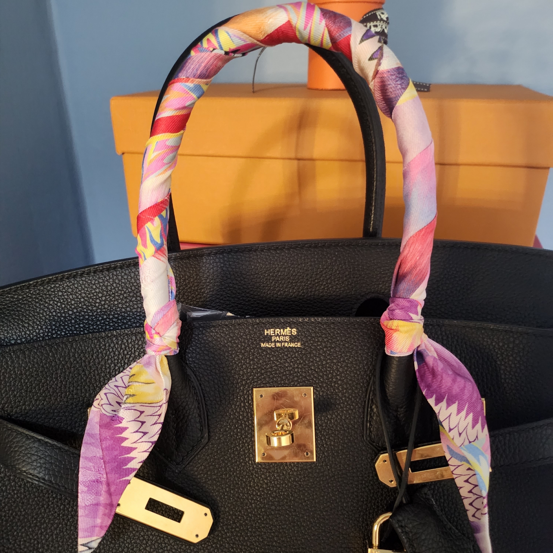 (W) Hermes Marble Silk Twilly Rose Multicolore 착용 스타일