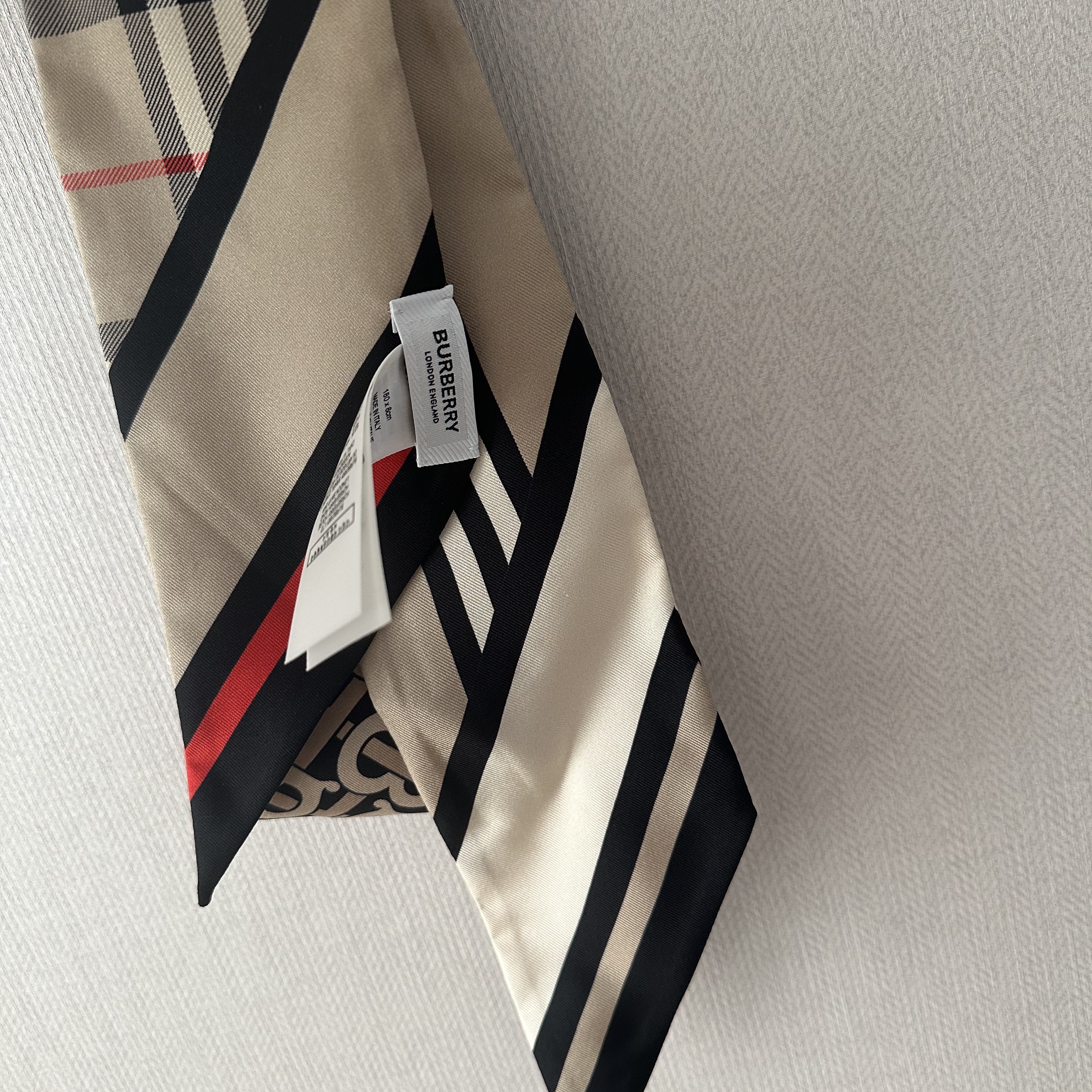 (W) Burberry Montage Print Silk Skinny Scarf Archive Beige 착용 스타일