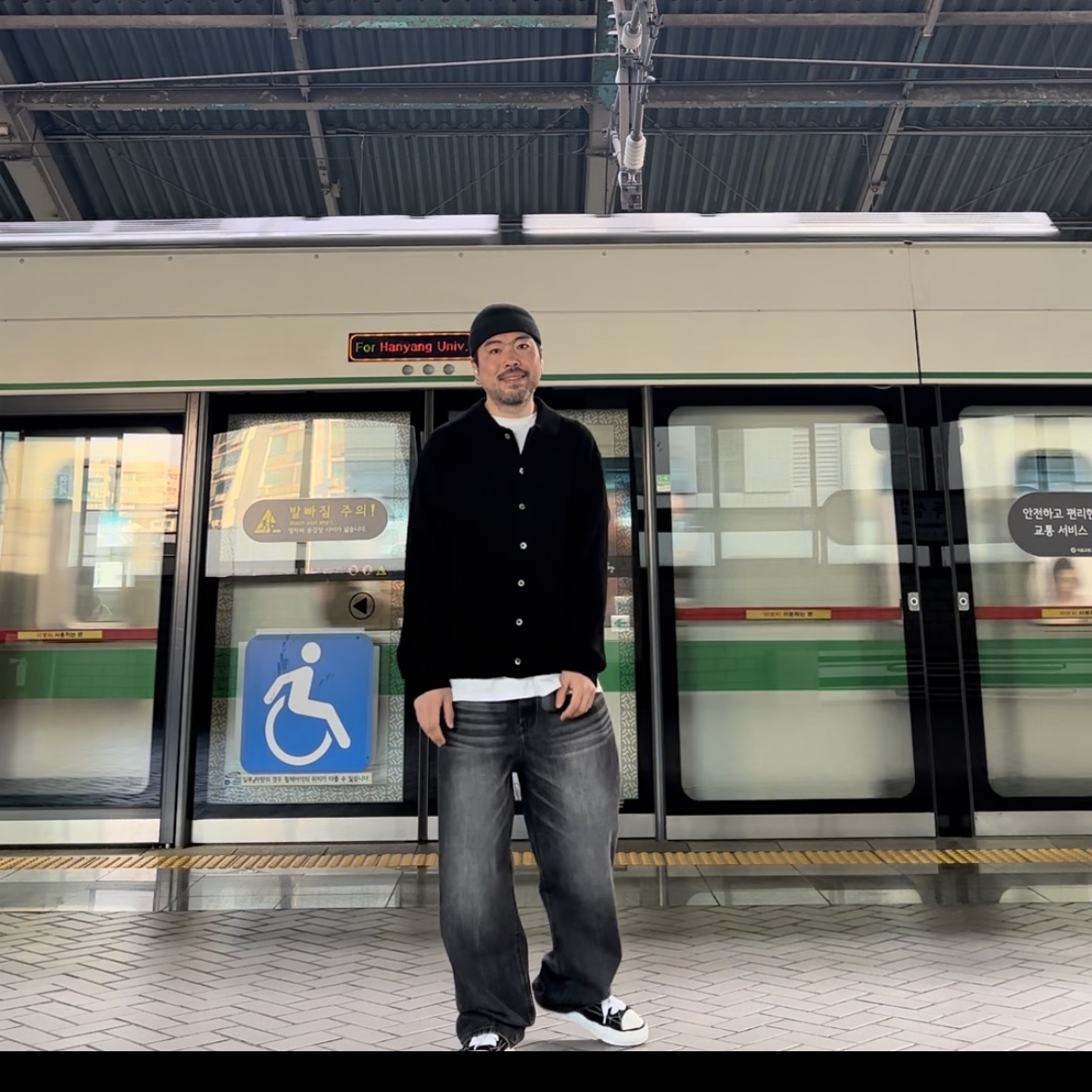 Maison Mihara Yasuhiro Peterson OG Sole Canvas Low Sneakers Black 착용 스타일 - 3