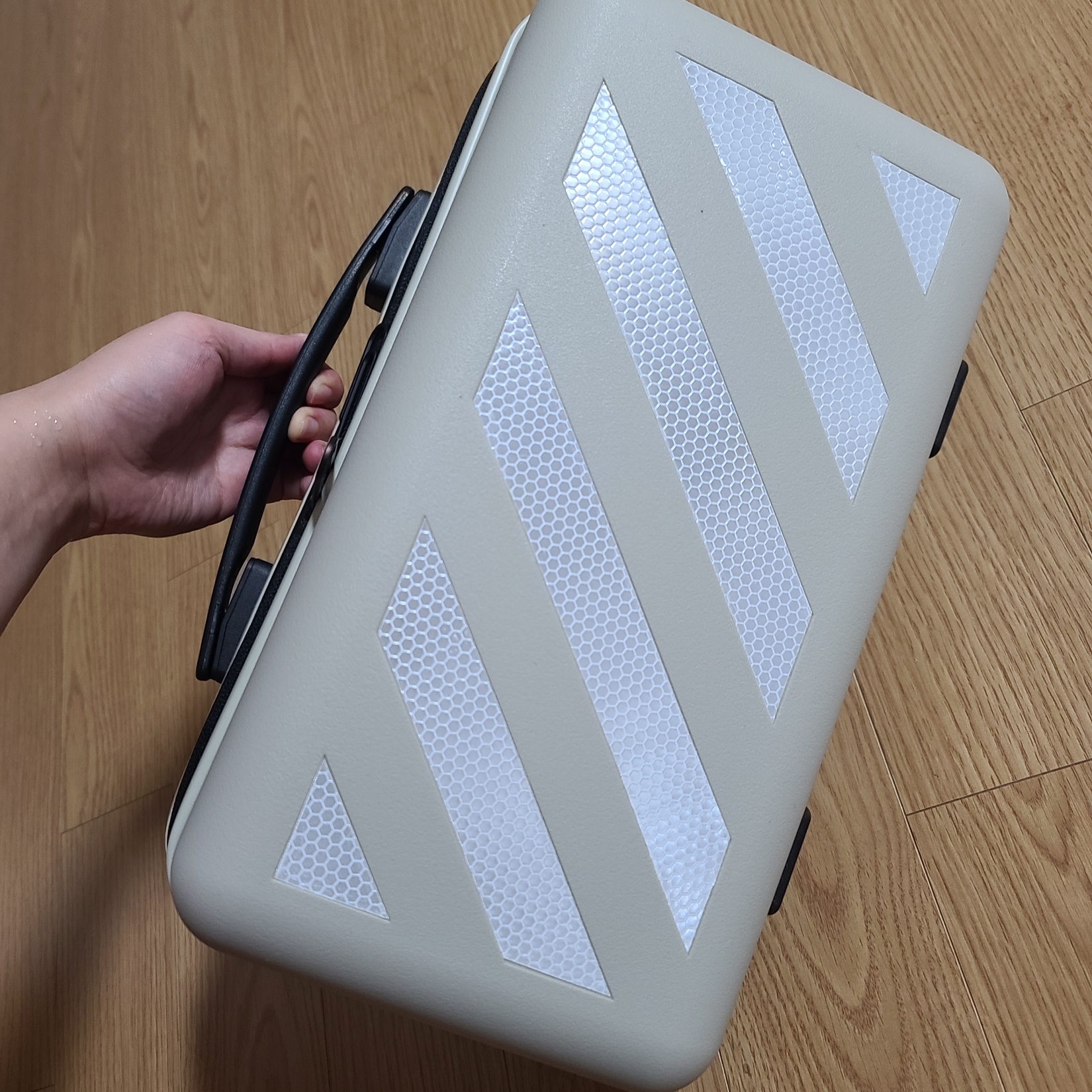 Off-White x Amore Pacific Protection Box (Without Cosmetics) 착용 스타일 - 2