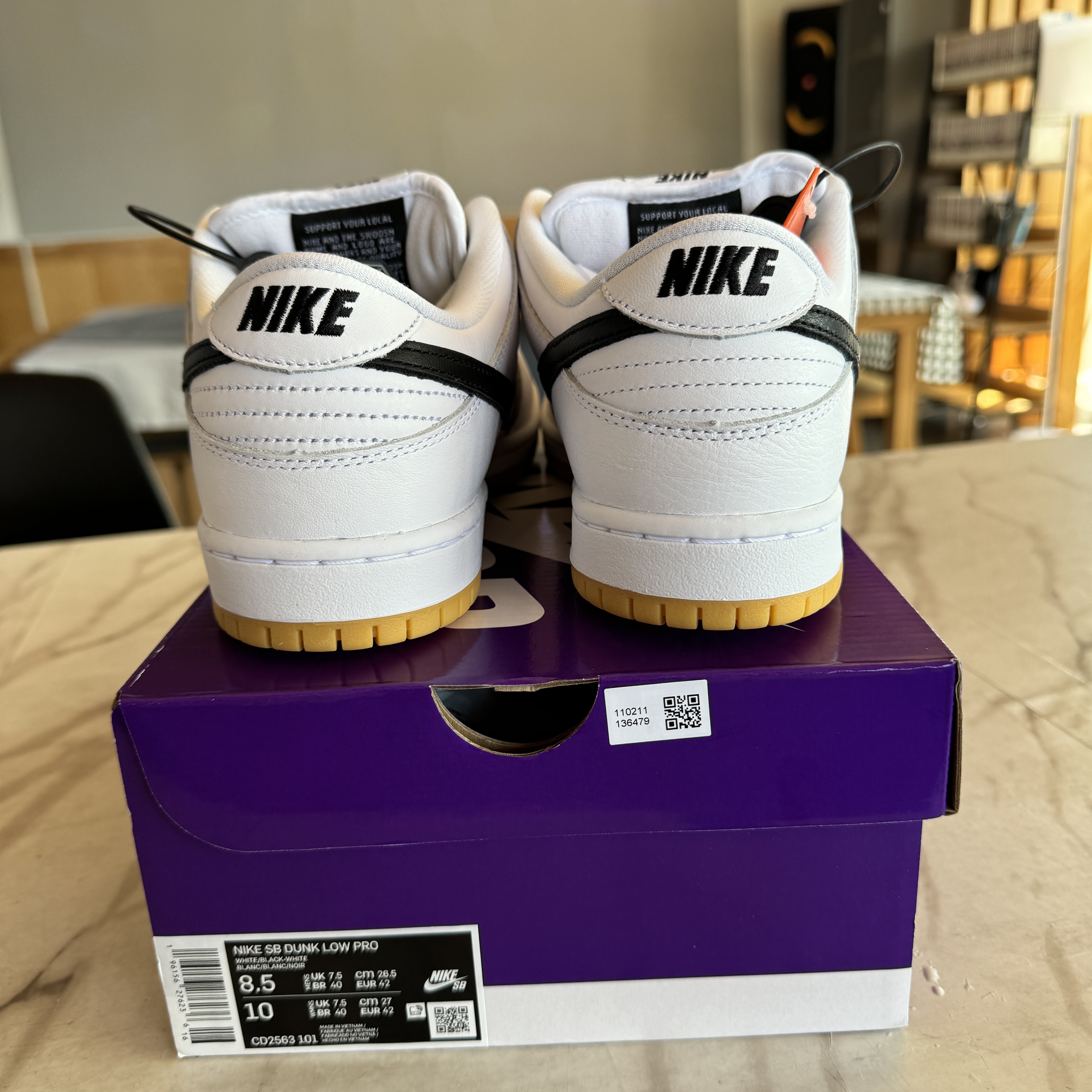 Nike SB Dunk Low Pro White and Gum Light Brown 착용 스타일 - 3