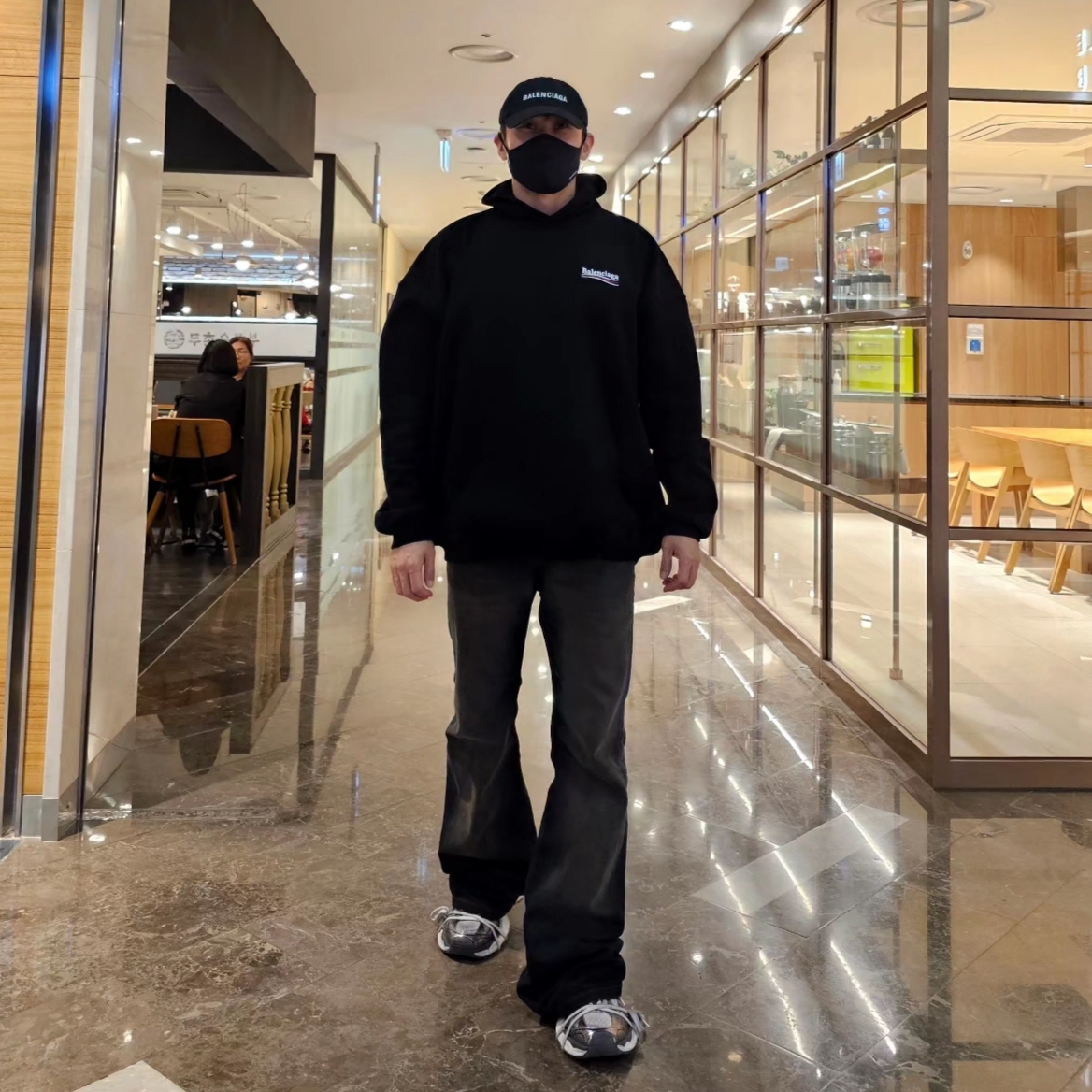Balenciaga Oversized Political Campaign Hoodie Black 착용 스타일 - 3