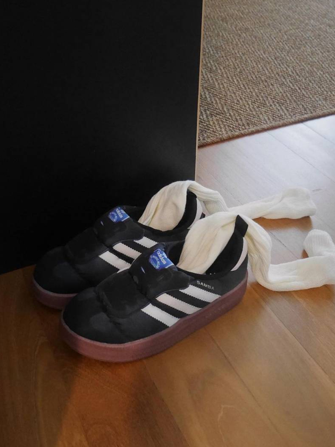 Adidas Puffylette Superstar Cloud White, Adidas Puffylette Samba Core Black 착용 스타일 - 3