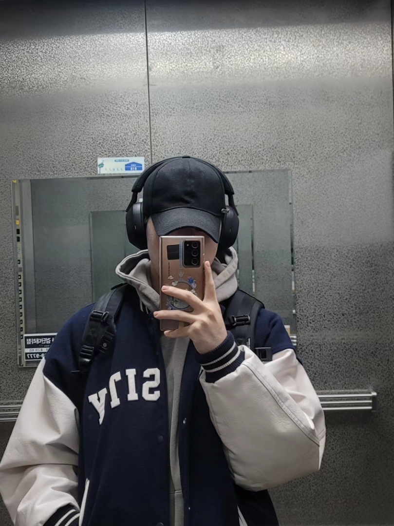 Sony WH-1000XM5 Black (Korean Ver.), New Balance 574 Legacy Navy 착용 스타일 - 3