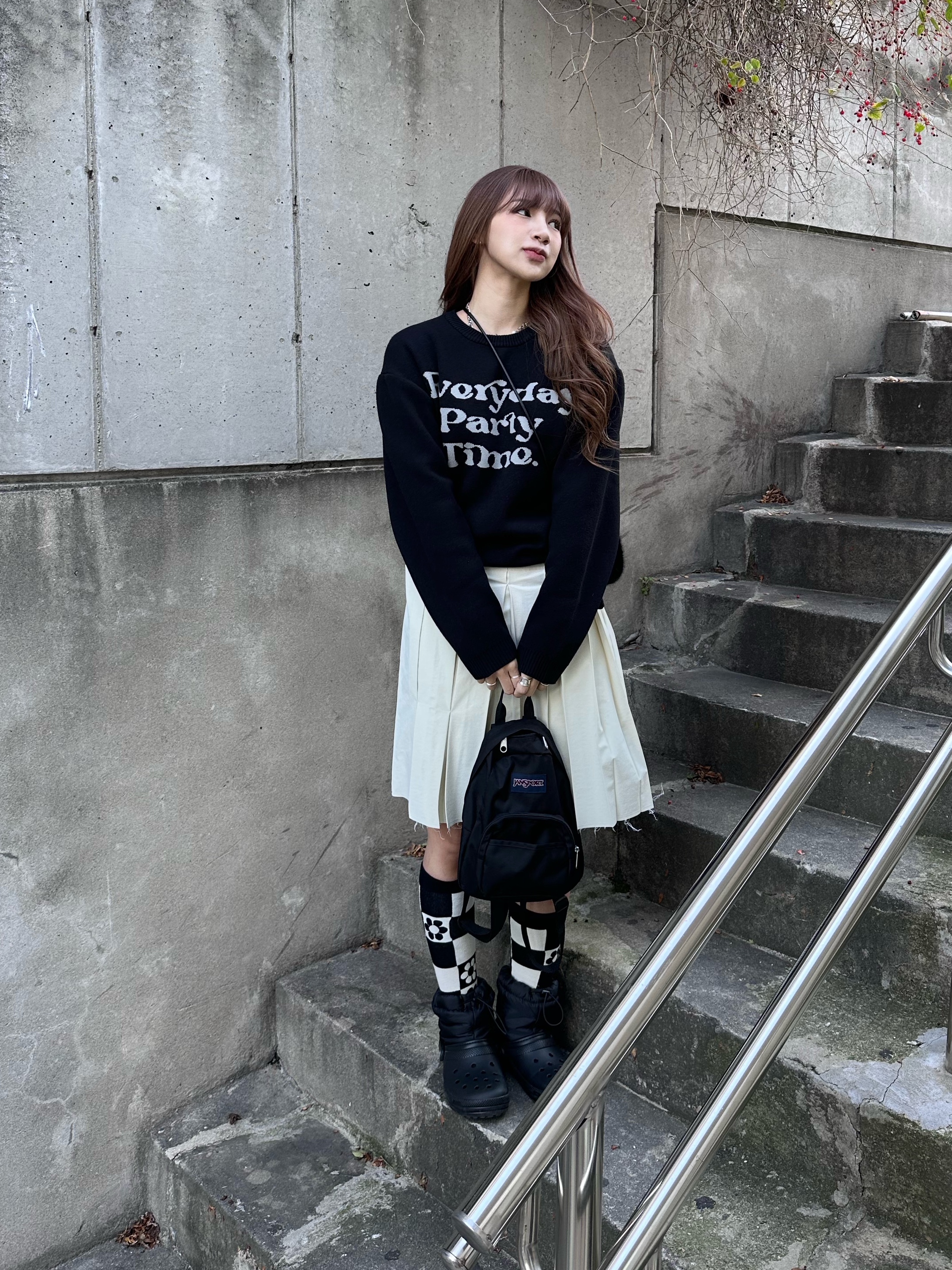 Crocs Classic Lined Neo Puff Boot Black, Jansport Half Pint Mini Backpack Black 착용 스타일 - 2