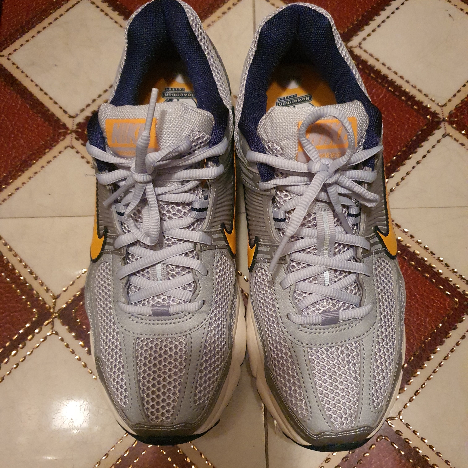 Nike Zoom Vomero 5 Pure Platinum and Laser Orange 착용 스타일