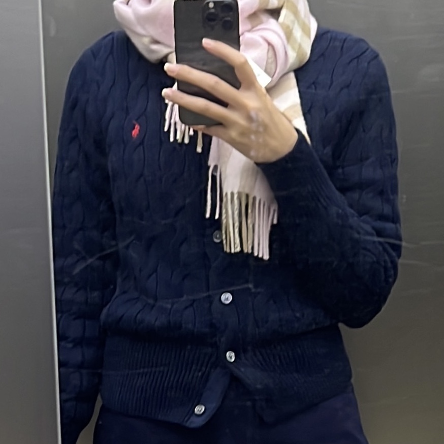 Burberry Classic Check Cashmere Muffler Alabaster 착용 스타일