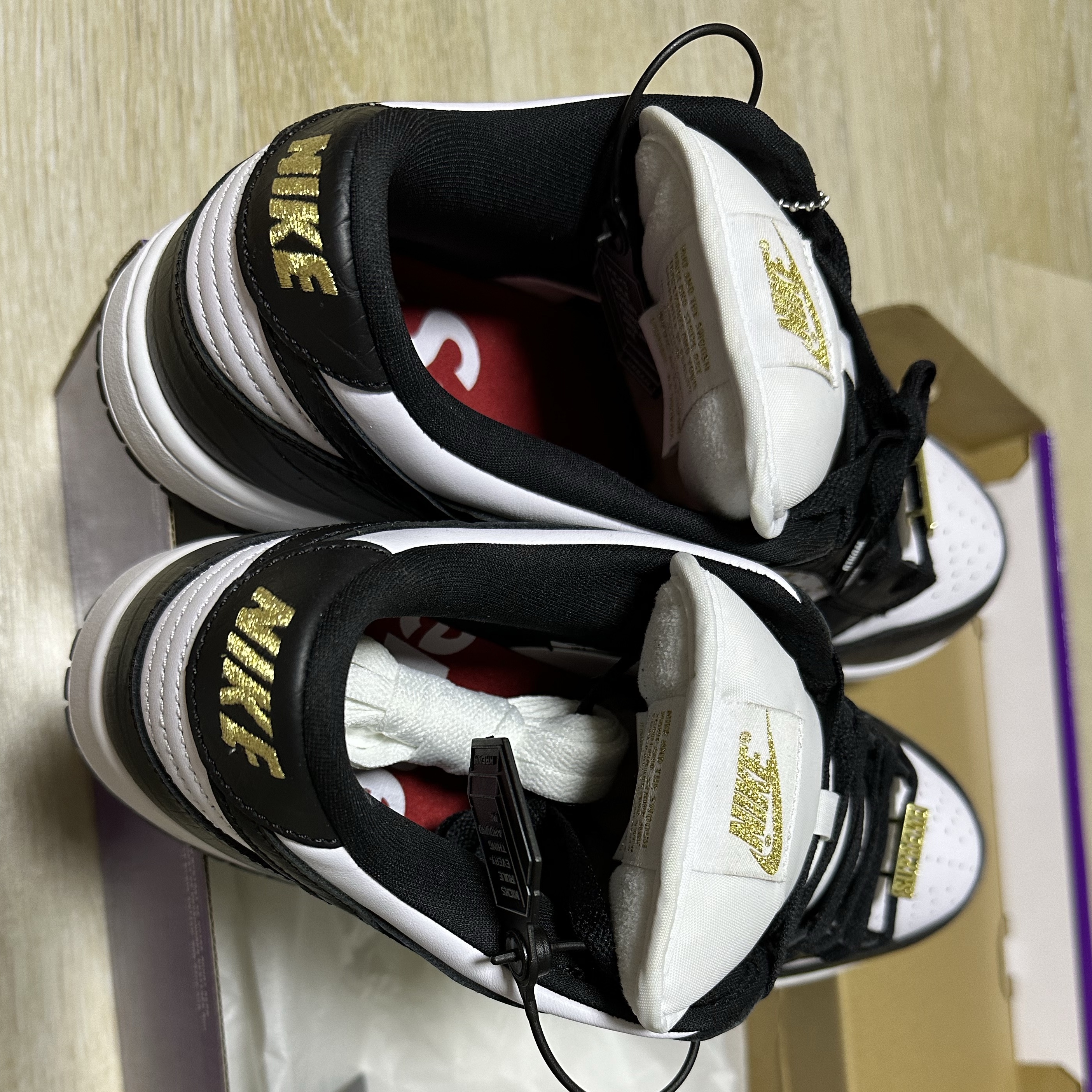 Nike x Supreme SB Dunk Low Black 착용 스타일