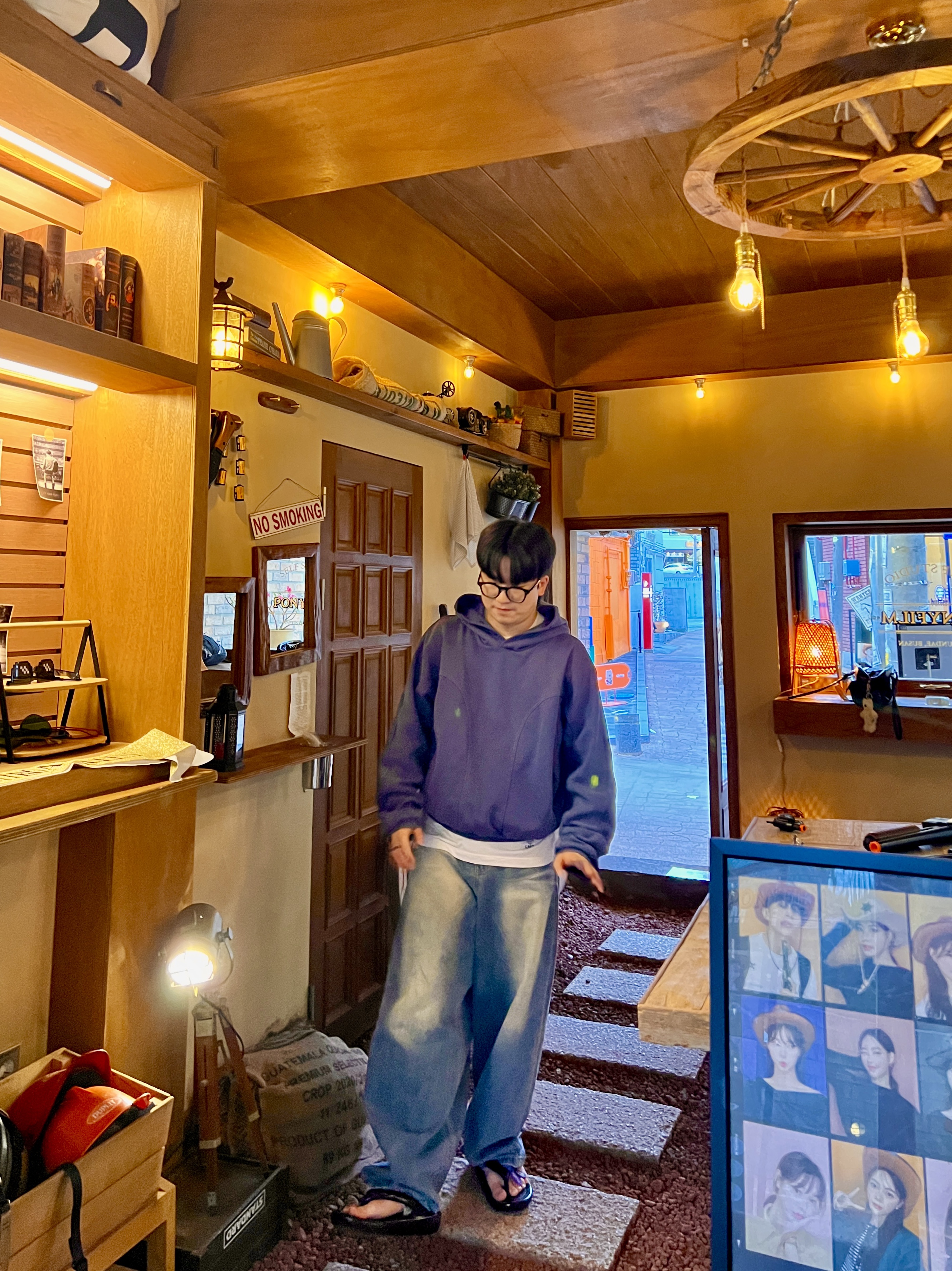 Grailz Geometry Hoodie Midnight Blue, Taw&Toe Flip Flop Zerovity OG Glossy Black 착용 스타일