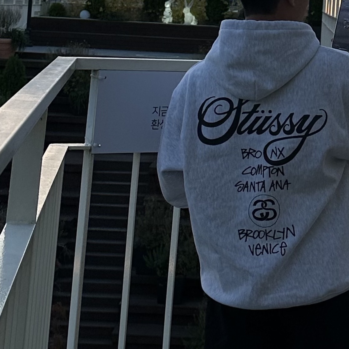 Stussy World Tour Hoodie Ash Heather 2023 착용 스타일 - 2