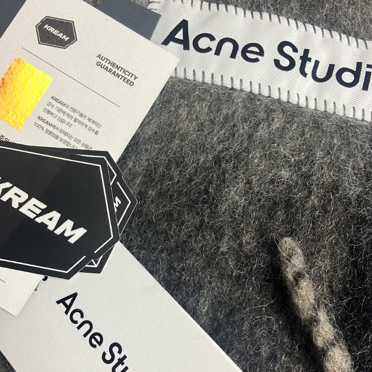 Acne Studios Mohair Check Muffler Grey Green Black 착용 스타일