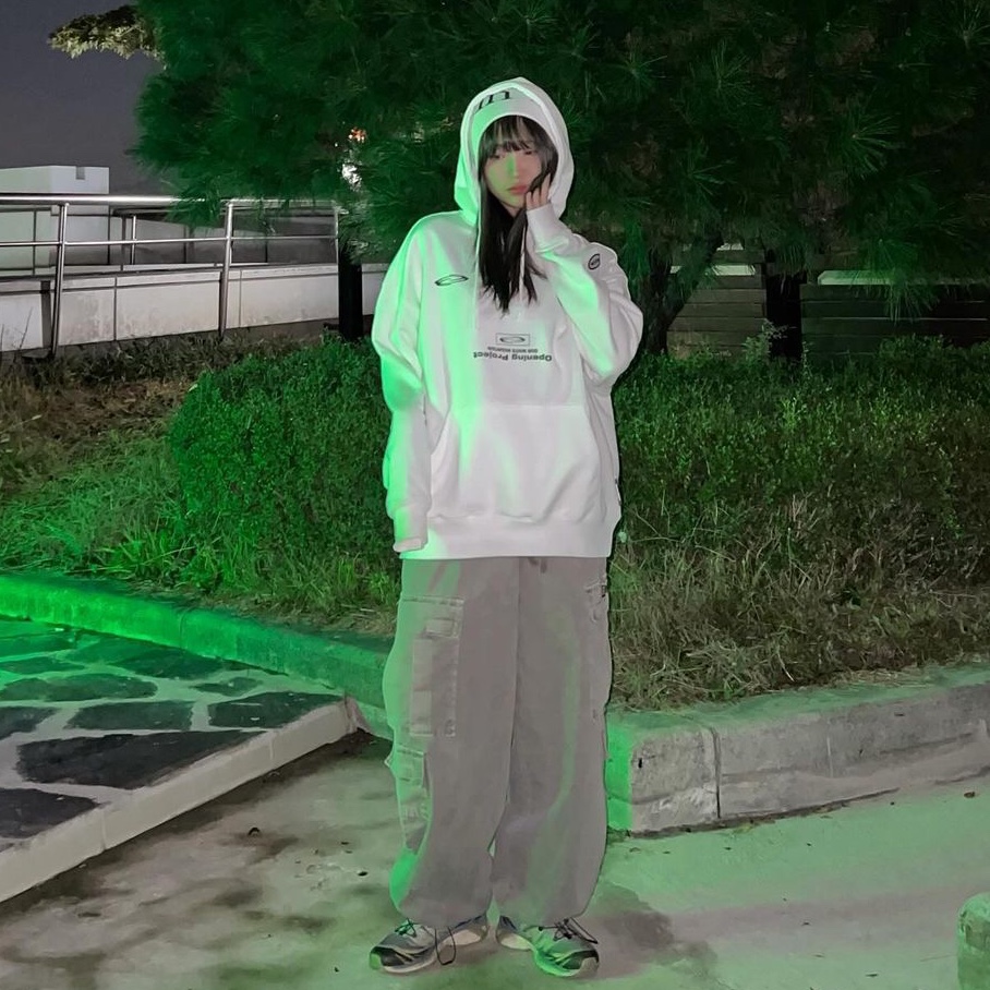 Opening Project Team Play Hoodie White, Opening Project Team Play Hoodie Black 착용 스타일 - 1