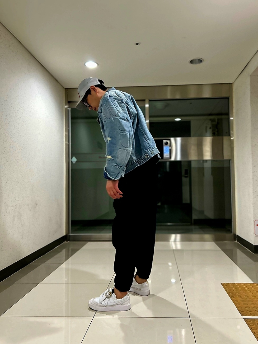Yeezy Gap Engineered By Balenciaga Padded Denim Jacket Blue, Supreme Gloss Ripstop Camp Cap Light Grey - 23FW 착용 스타일 - 4