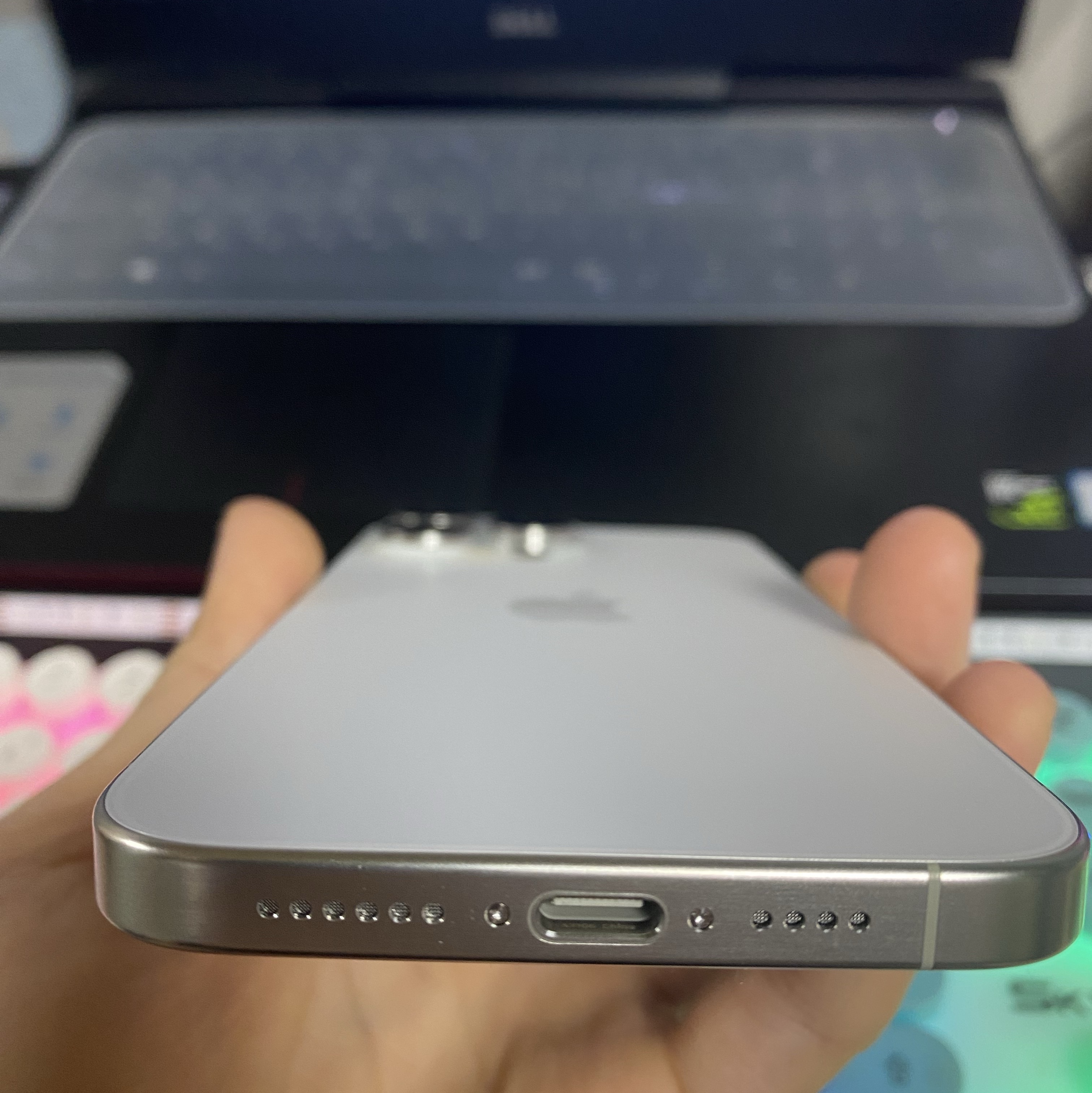 Apple iPhone 15 Pro Max 512GB White Titanium (Korean Ver.) 착용 스타일 - 4