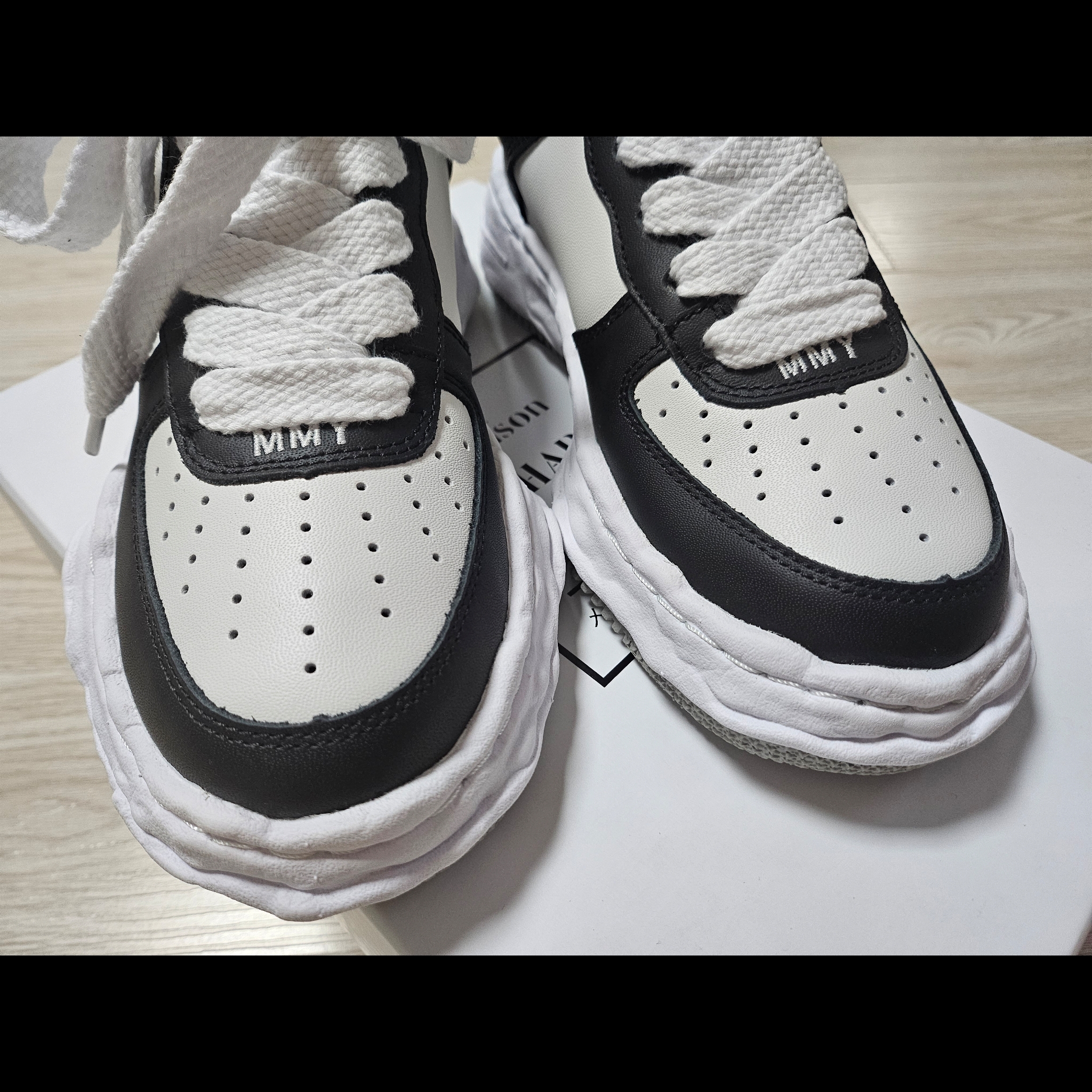 Maison Mihara Yasuhiro Wayne OG Sole Leather Low-top Sneakers Black White 착용 스타일 - 4