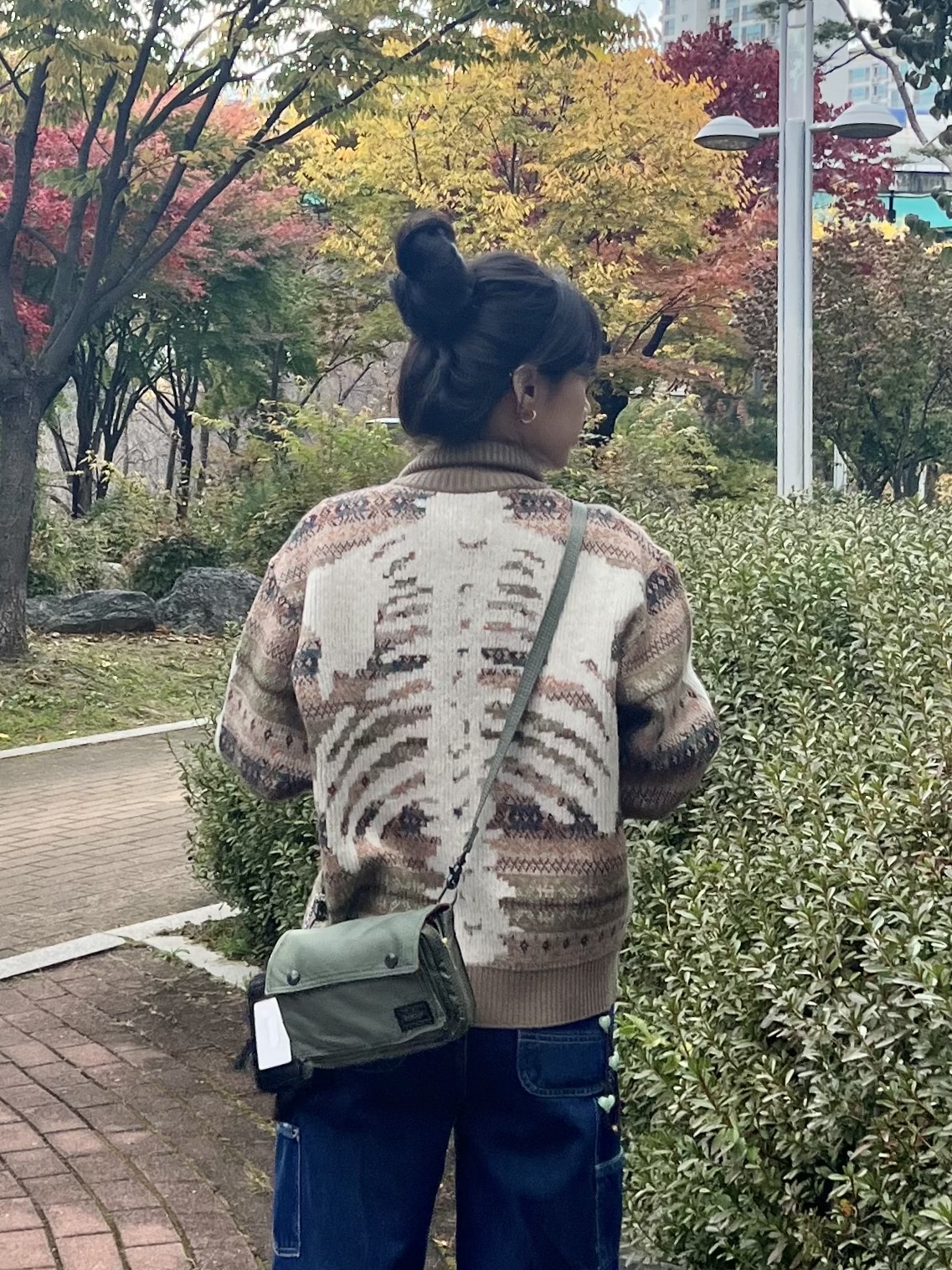 Kapital 7G Wool Fair Isle Bone Crewneck Sweater Saxophone, (W) UGG Classic Ultra Mini Platform Boots Chestnut 착용 스타일 - 2