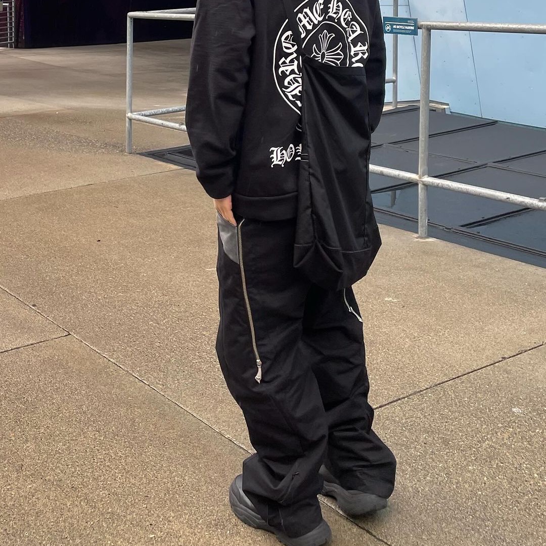 Curated Parade Austin Trousers Black 착용 스타일