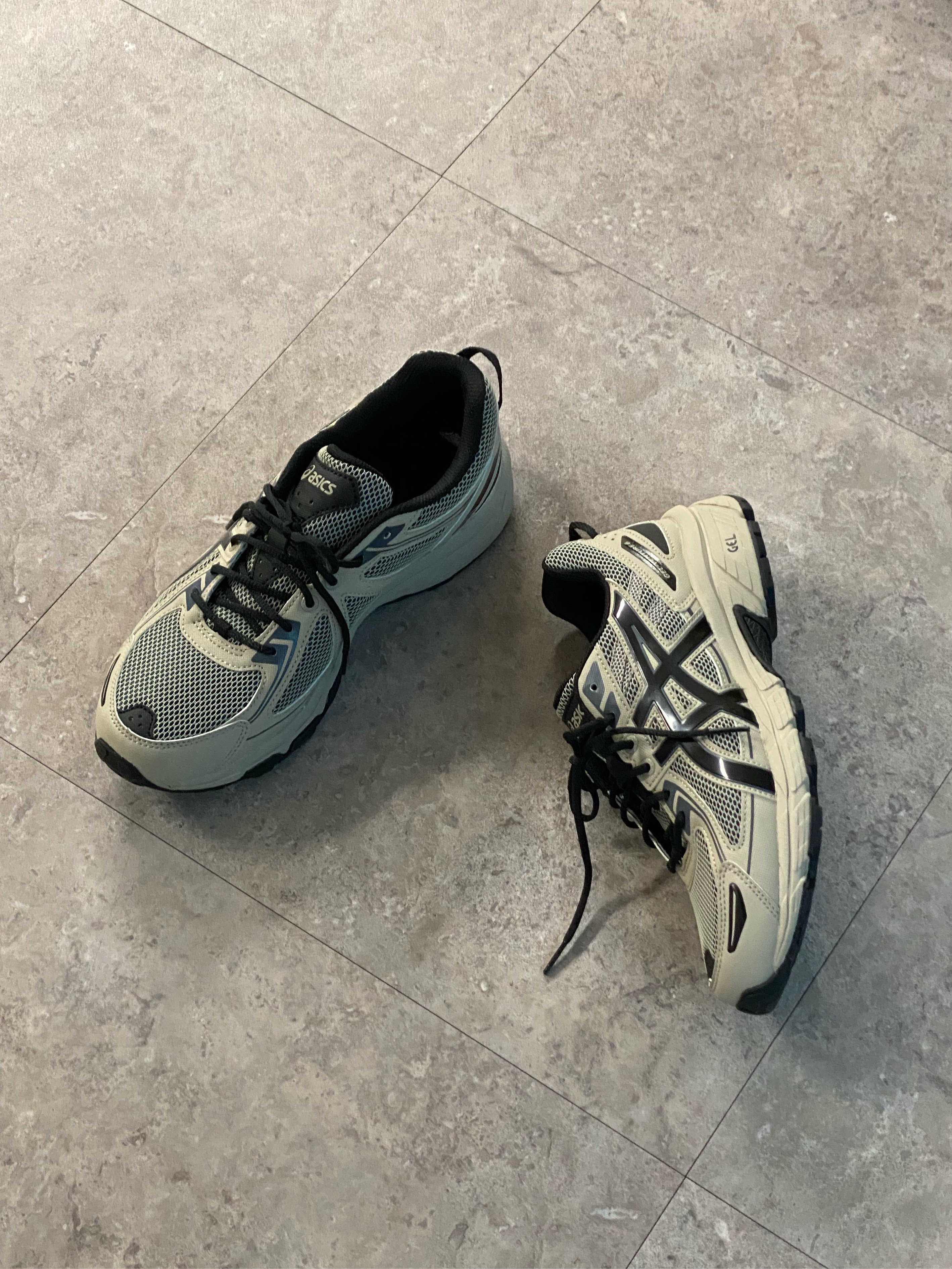 Asics Gel-Venture 6 Feather Grey Black 착용 스타일