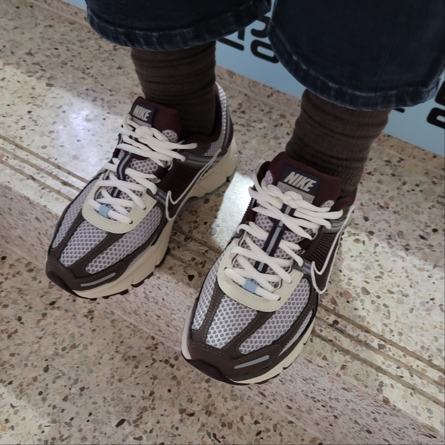 (W) Nike Zoom Vomero 5 Light Iron Ore Earth Fossil 착용 스타일