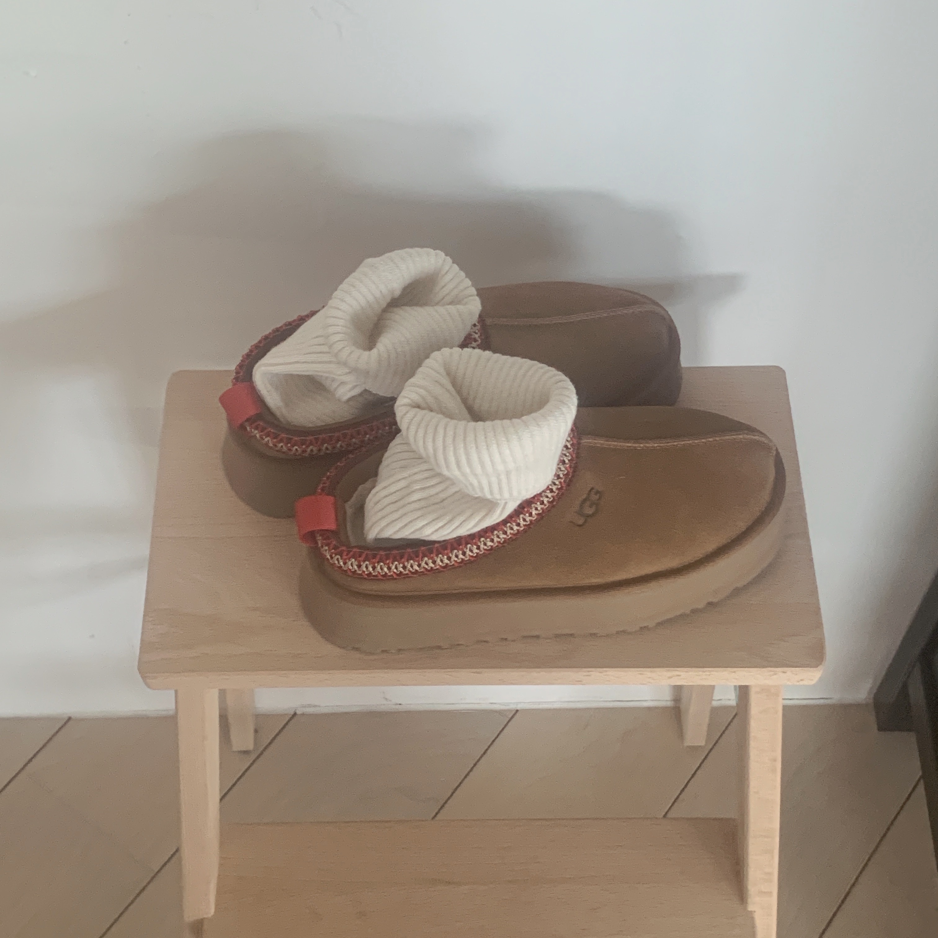 (W) UGG Tazz Slipper Chestnut 착용 스타일 - 5